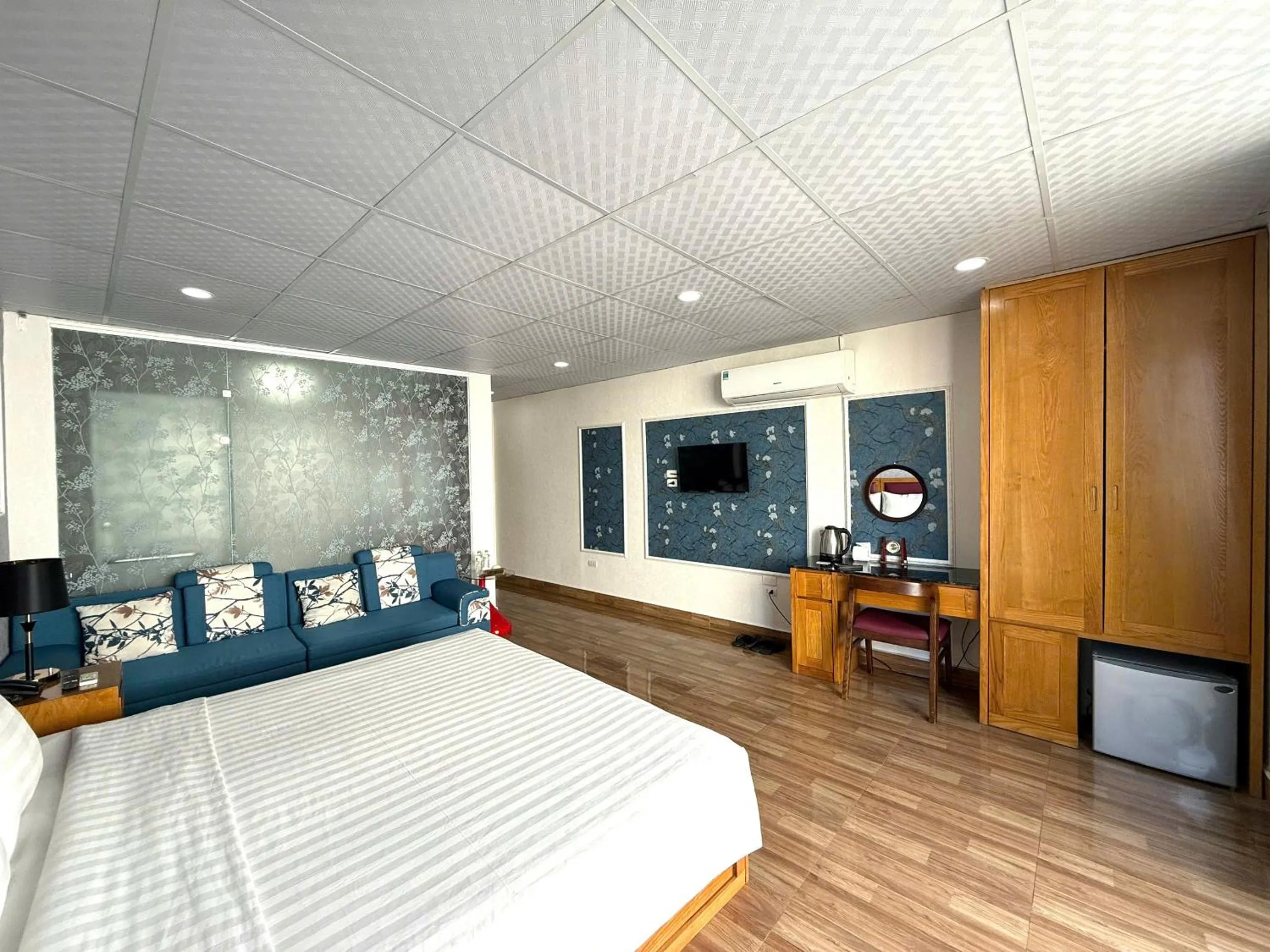 Communal lounge/ TV room, Bed in Holiday Suites Hotel & Spa