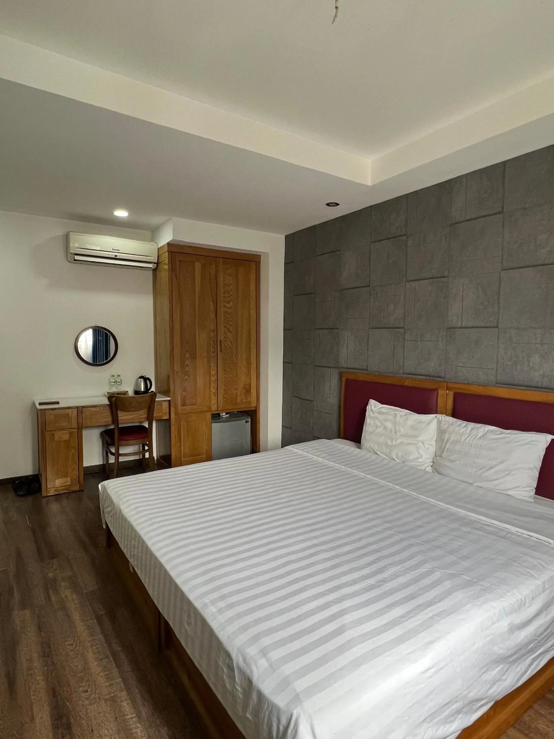 wardrobe, Bed in Holiday Suites Hotel & Spa