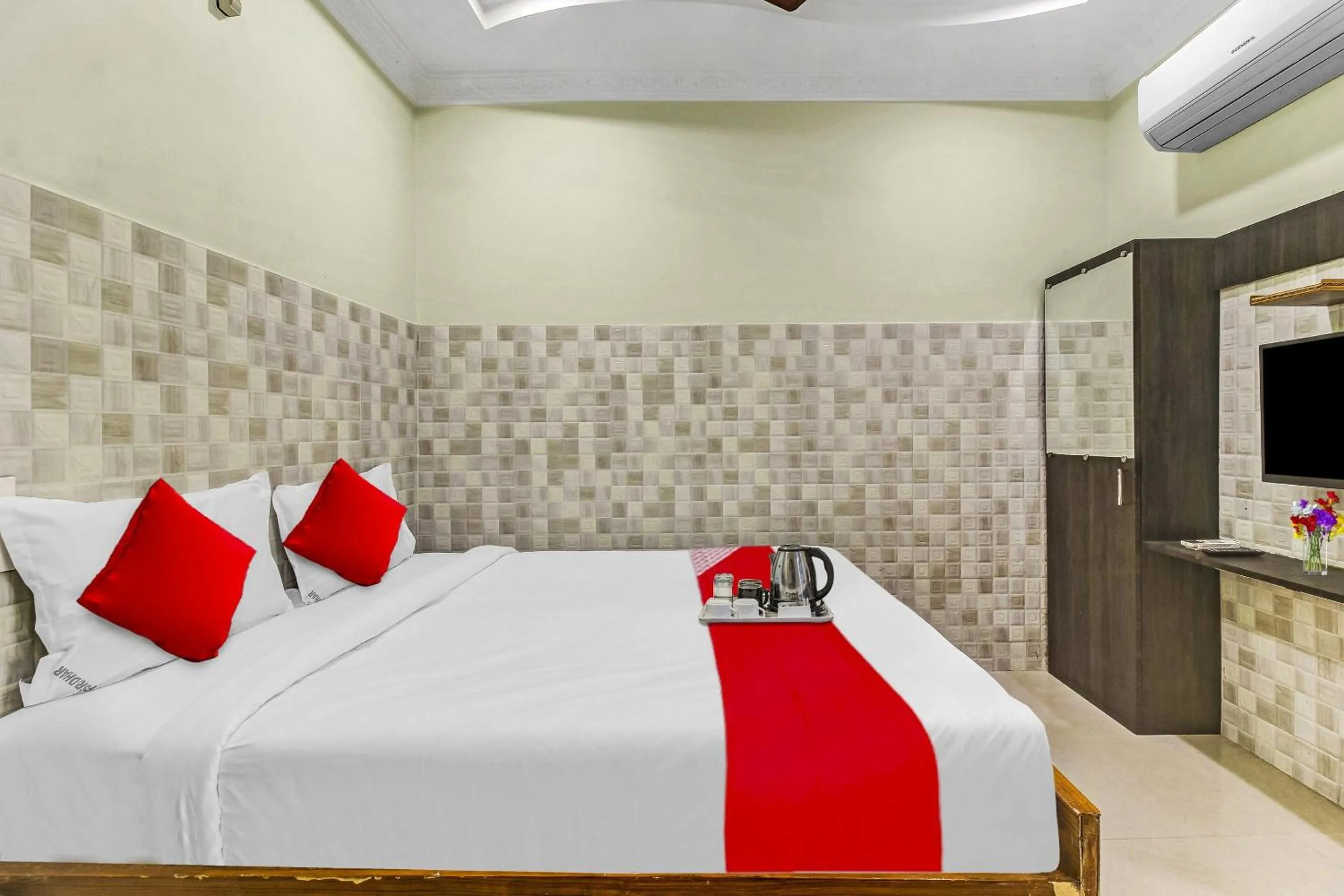 Bedroom, Bed in Super Hotel O Sridhar