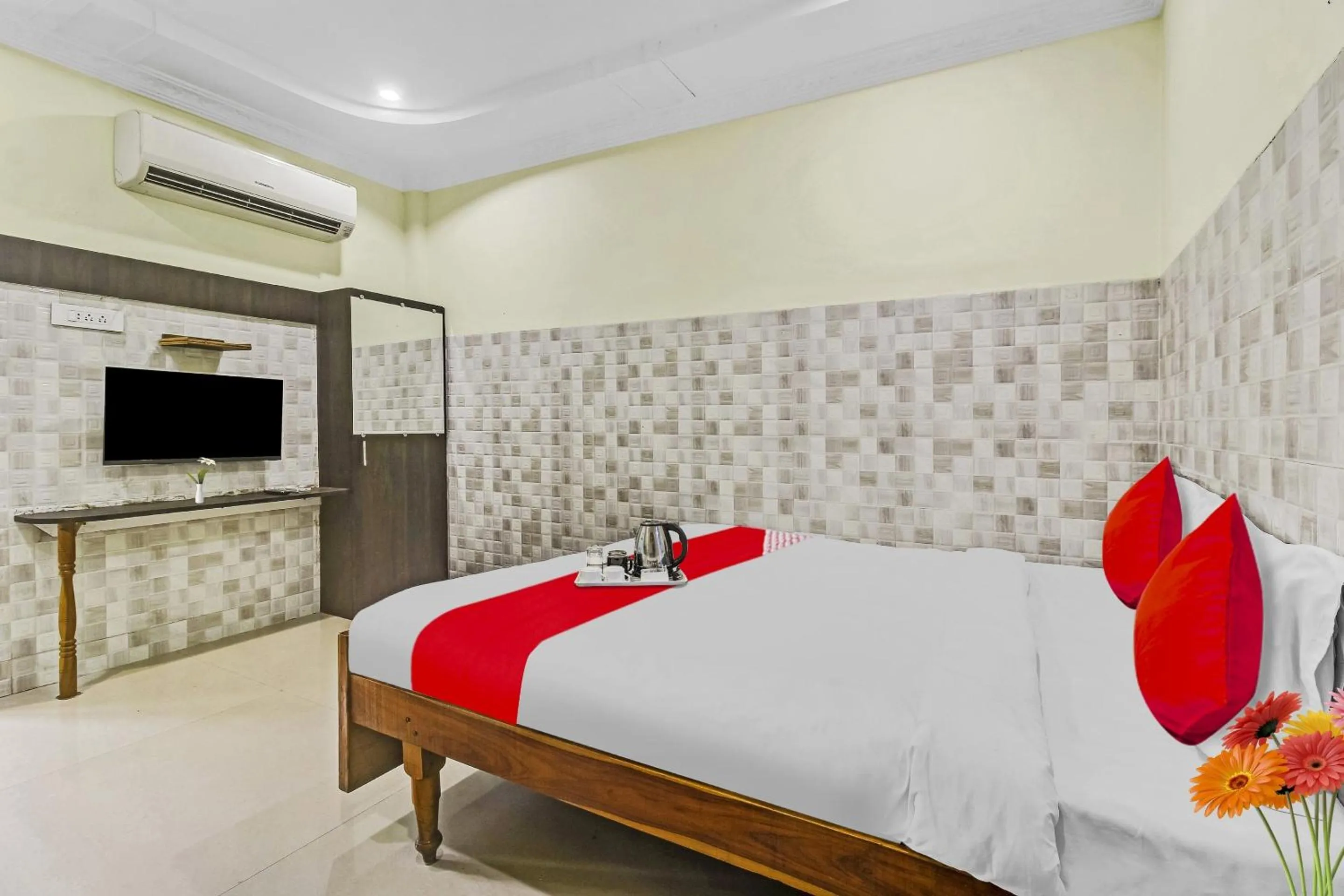 Bedroom, Bed in Super Hotel O Sridhar