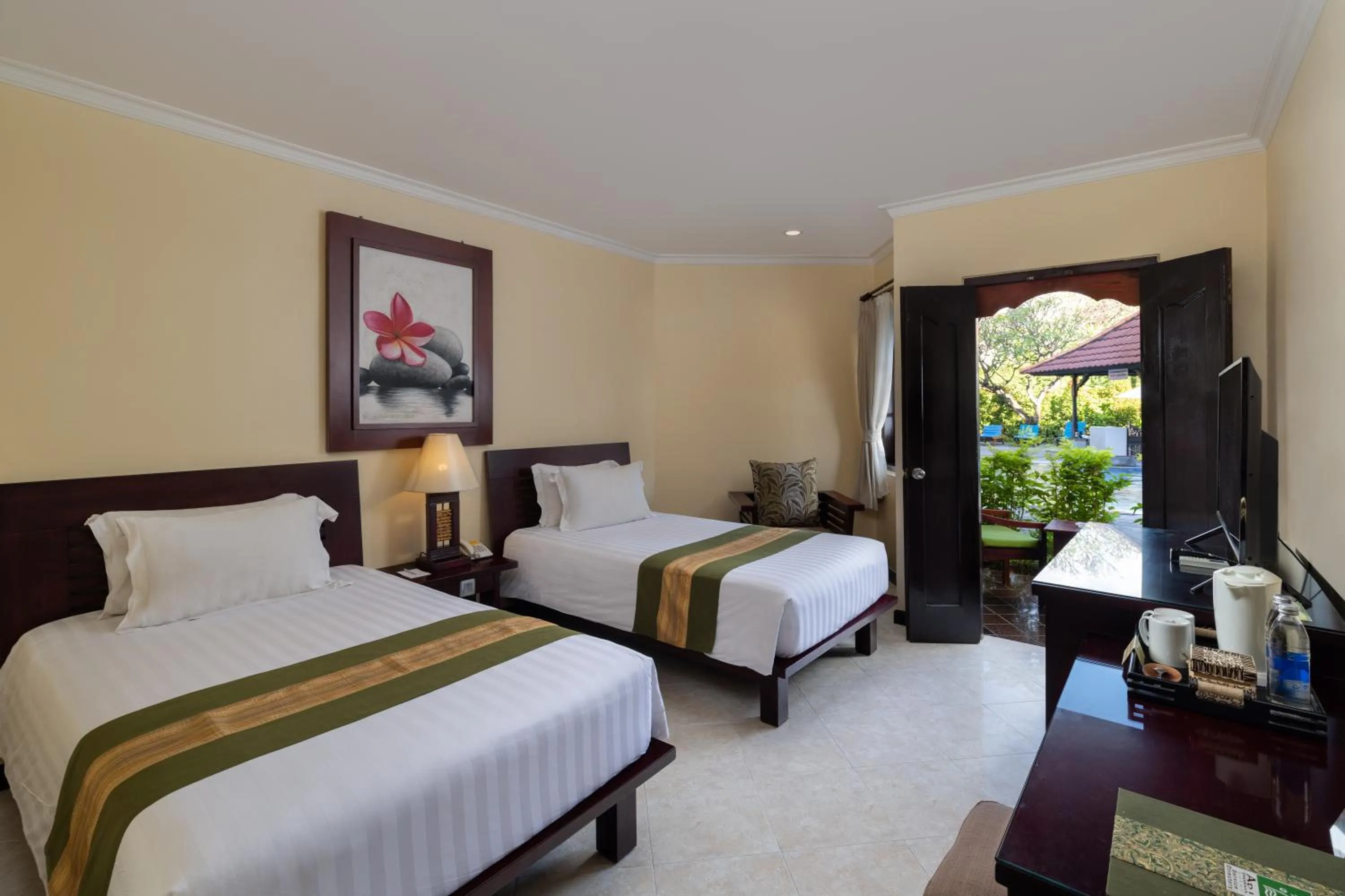 Pool view, Bed in Adi Dharma Hotel Kuta