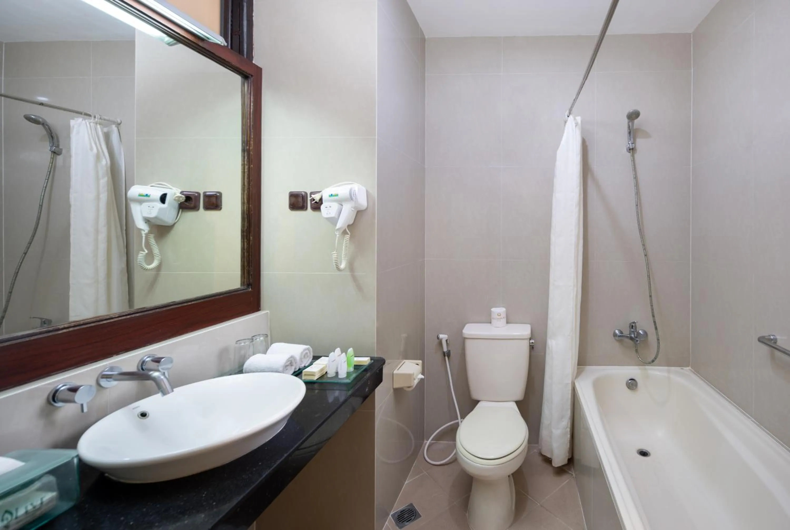 Shower in Adi Dharma Hotel Kuta