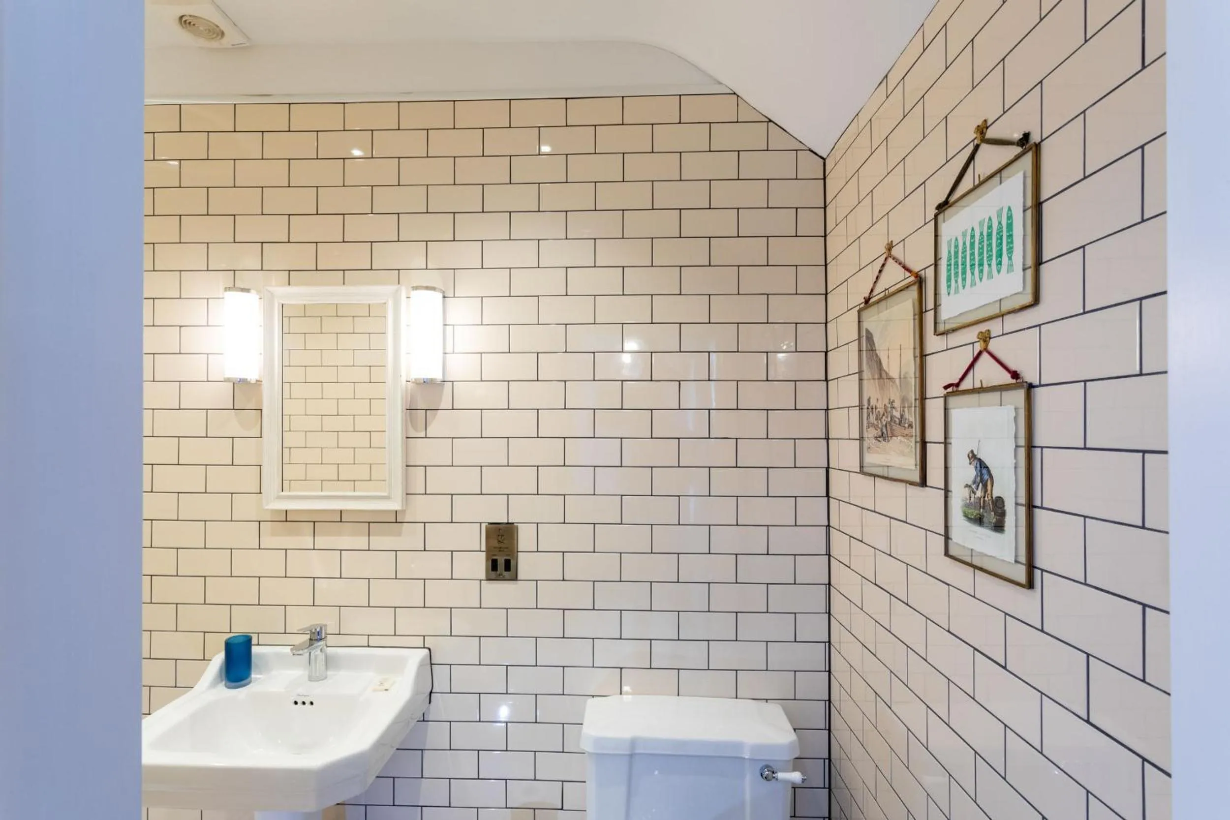 Bathroom in The Smugglers Inn