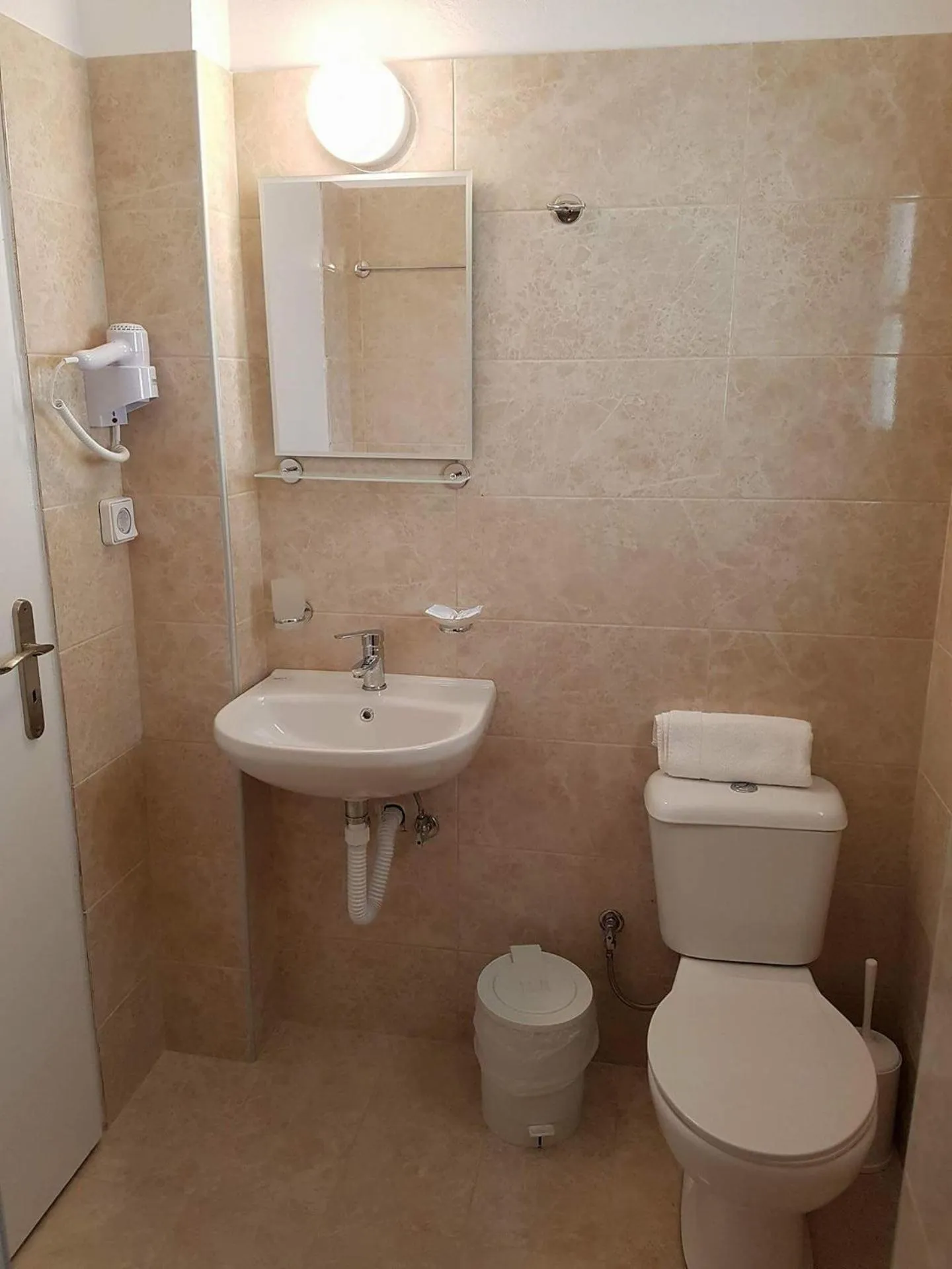 Toilet in Nikos Hotel