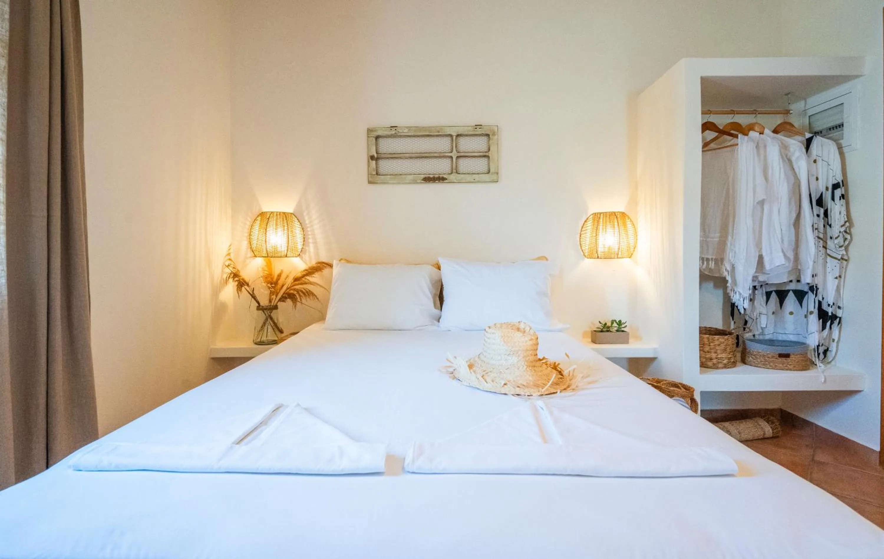 Photo of the whole room, Bed in Ligaries