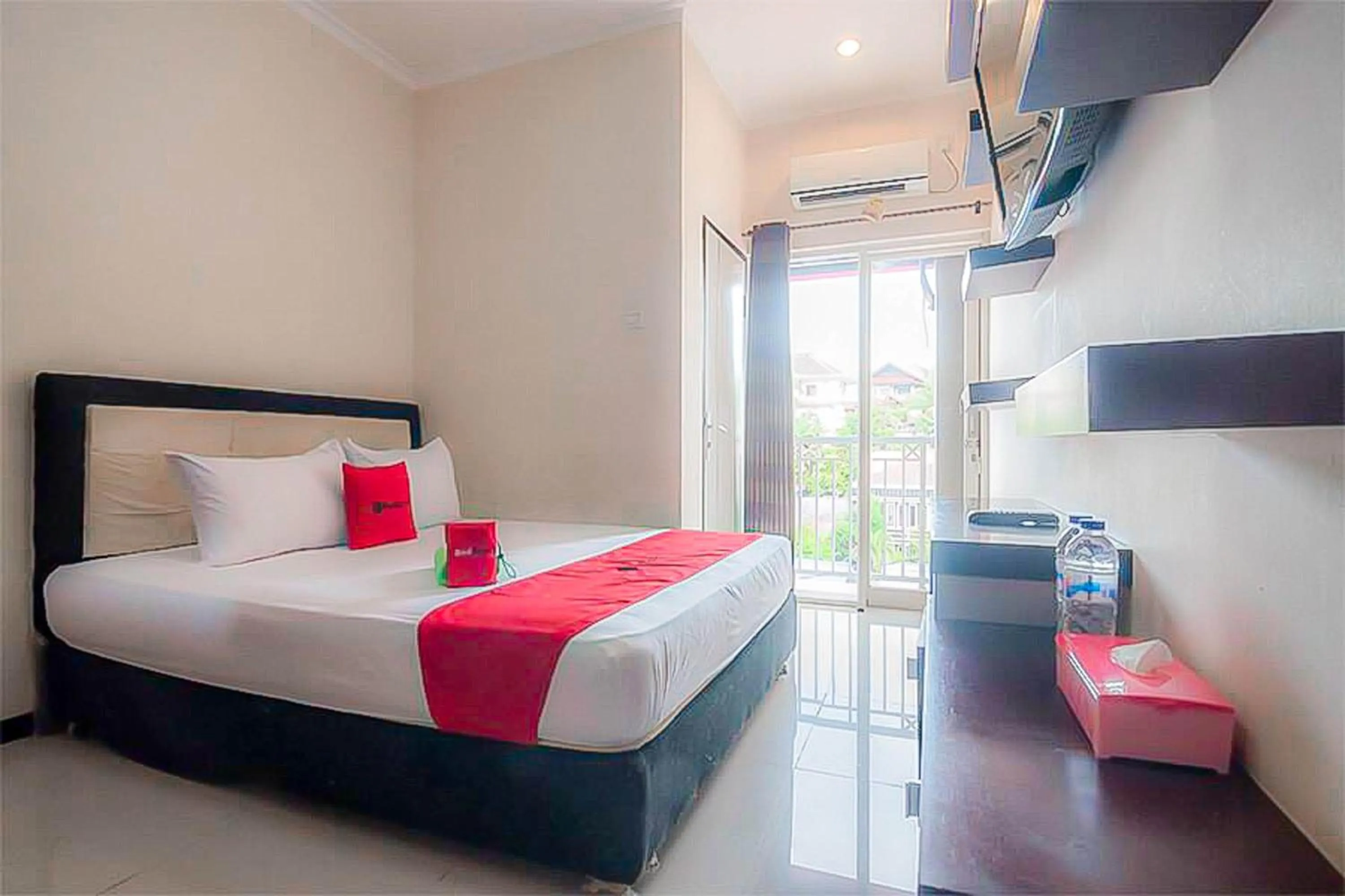 Bedroom, Bed in RedDoorz near E Walk Mall Balikpapan