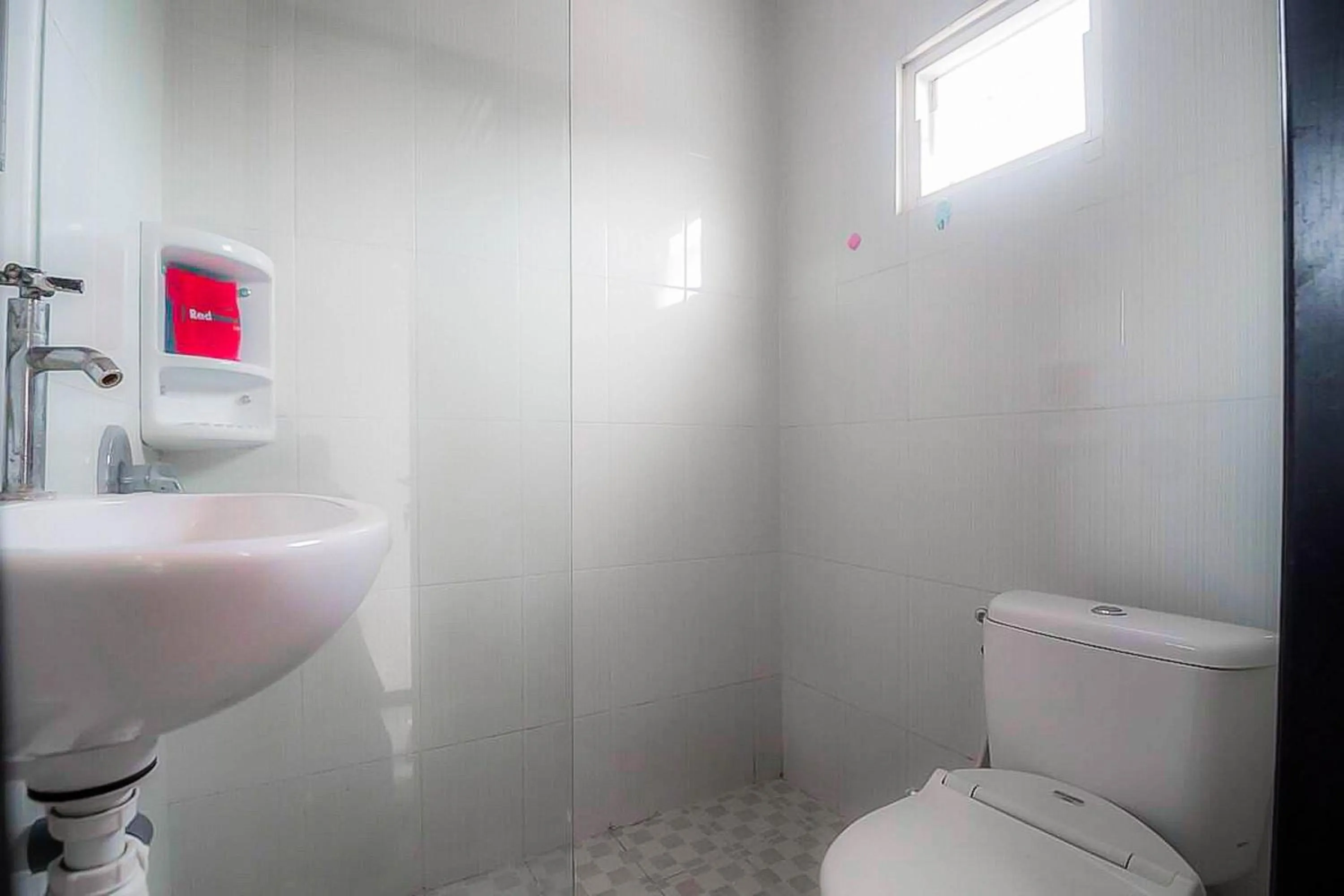 Bathroom in RedDoorz near E Walk Mall Balikpapan