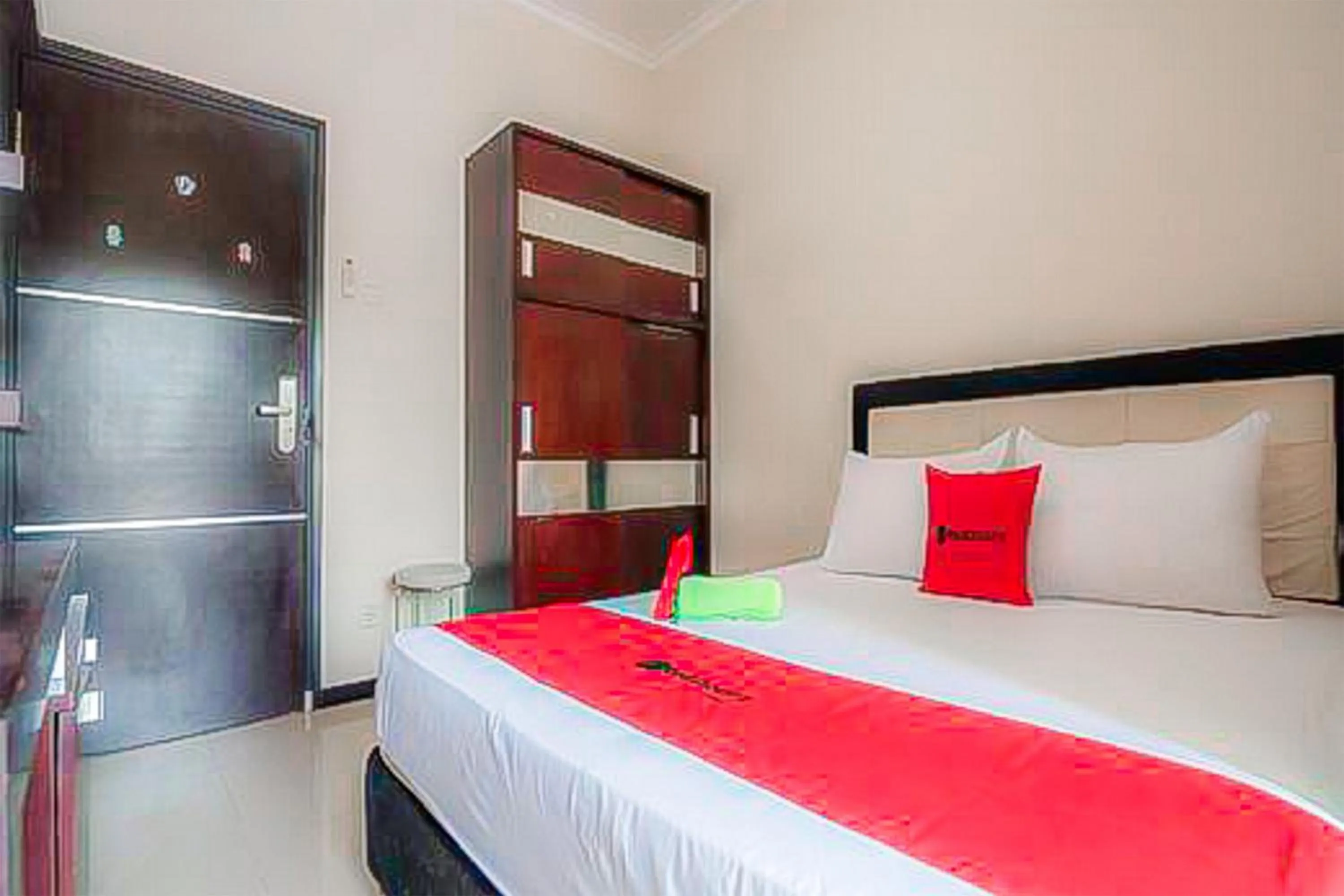 Bedroom, Bed in RedDoorz near E Walk Mall Balikpapan