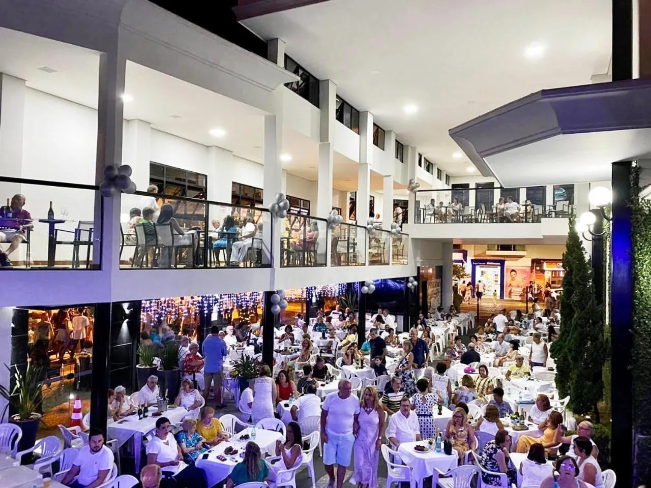 Evening entertainment in Hotel Metrópole