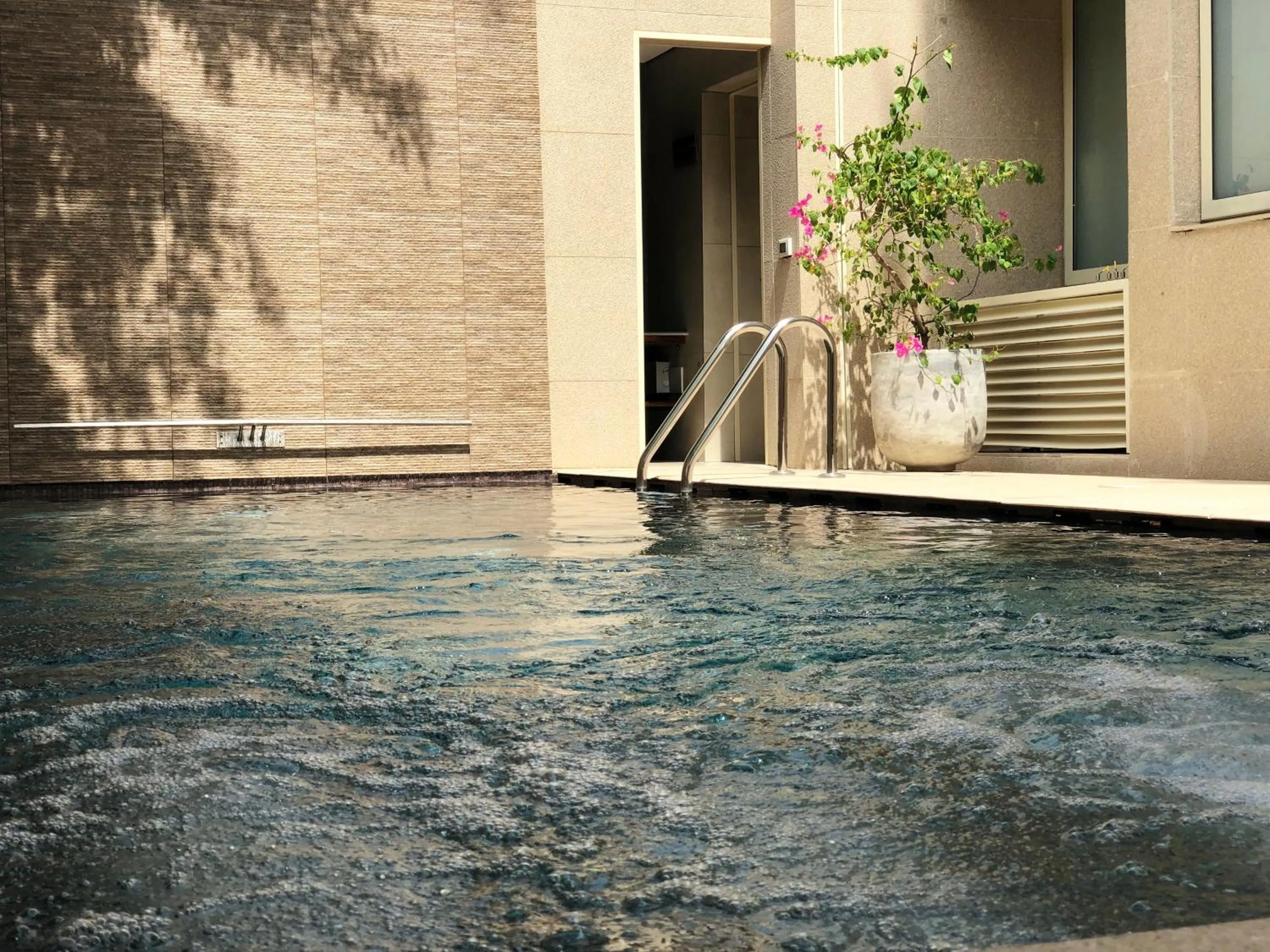 Swimming pool in Roots Hotel Apartments Abidjan
