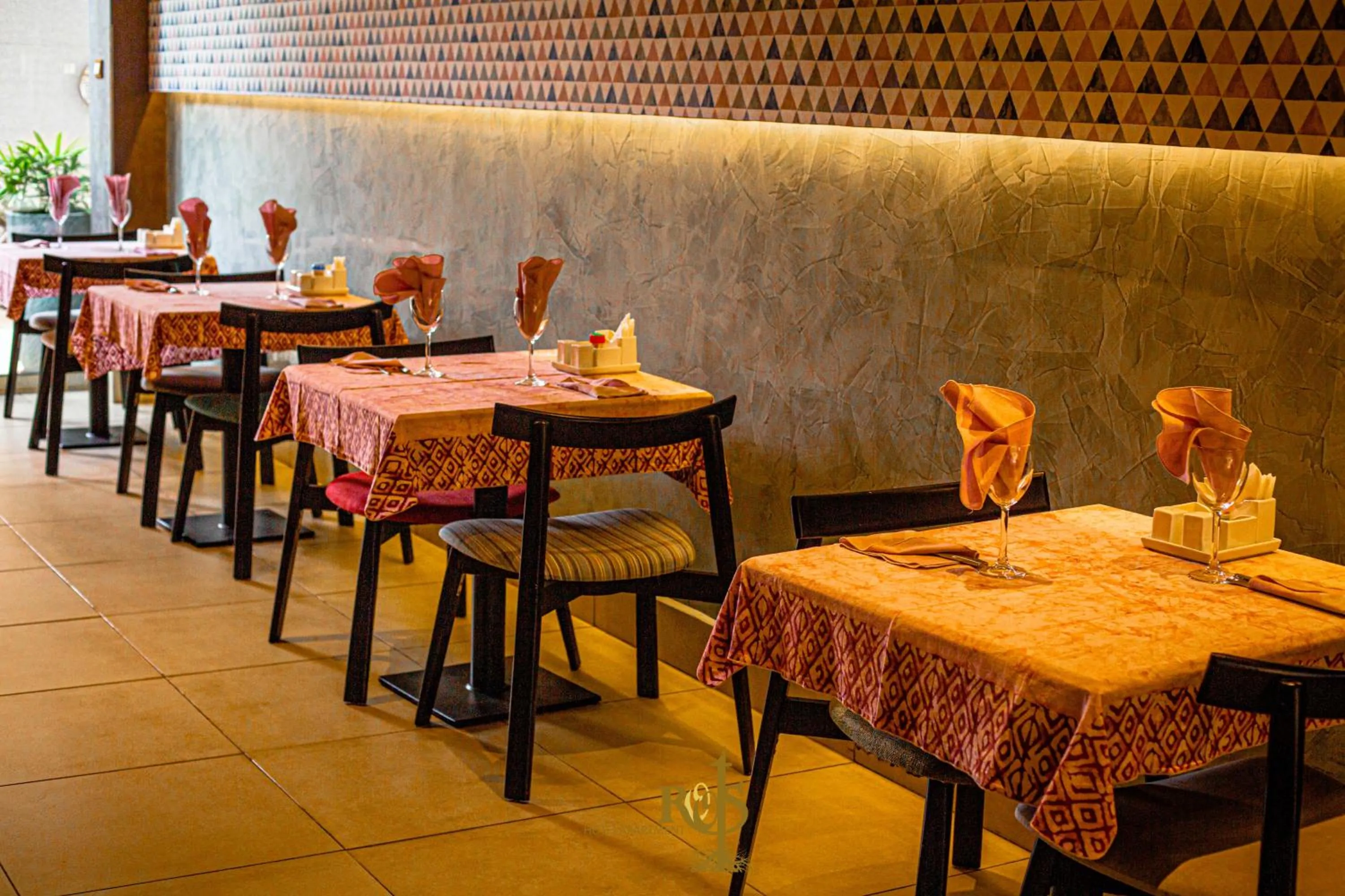 Restaurant/places to eat in Roots Hotel Apartments Abidjan