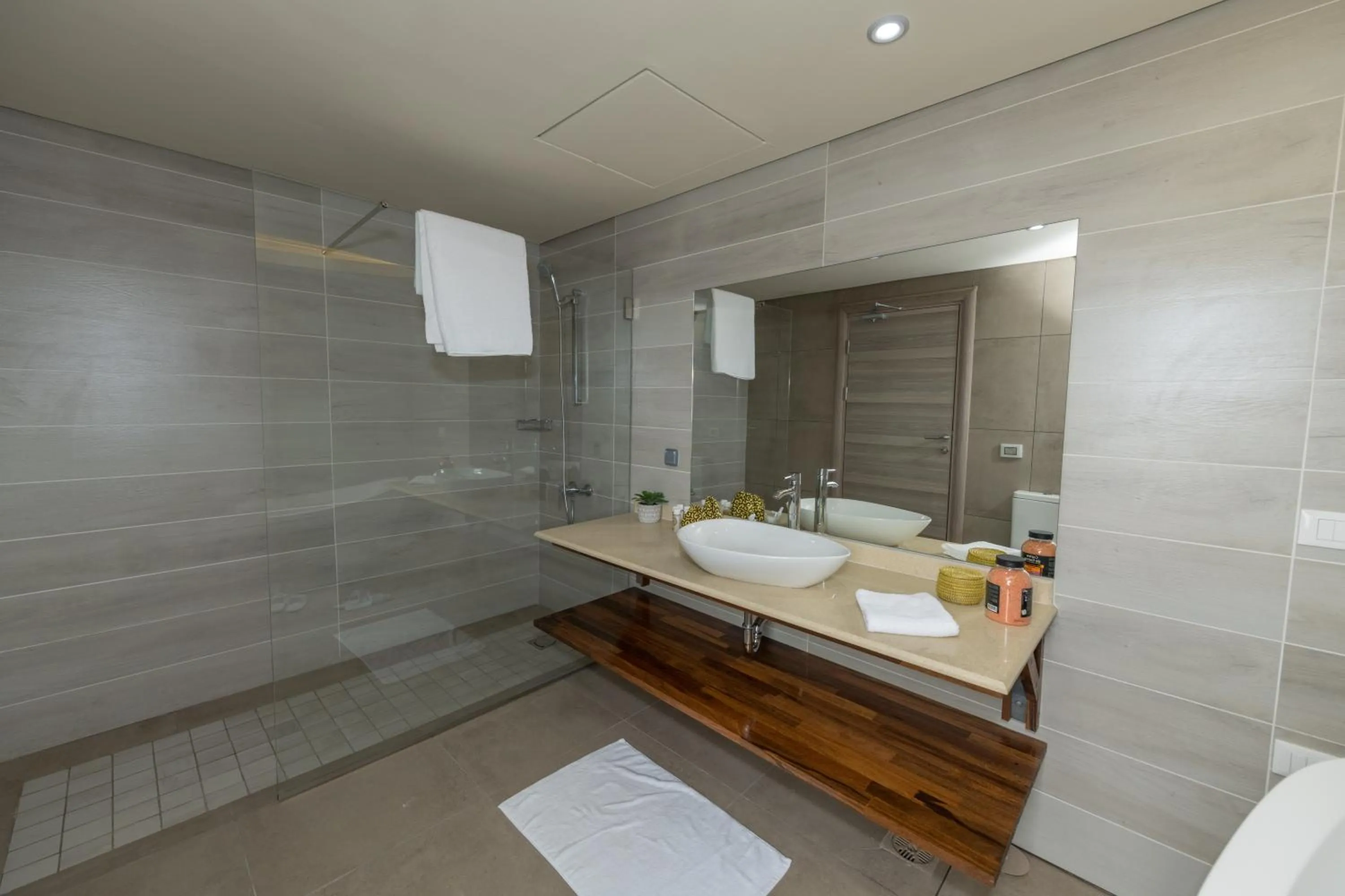 Roots Hotel Apartments Abidjan