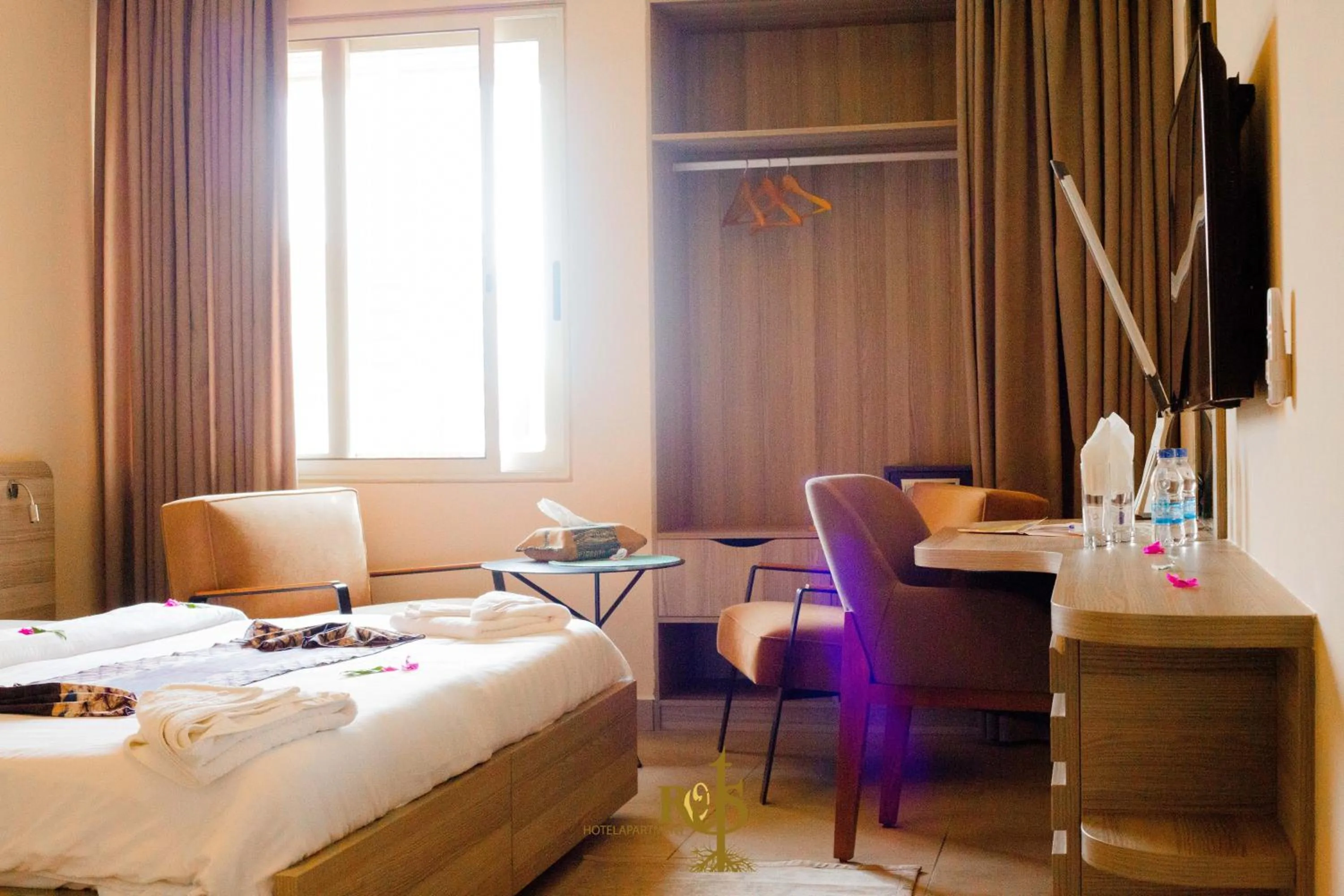 TV and multimedia, Bed in Roots Hotel Apartments Abidjan