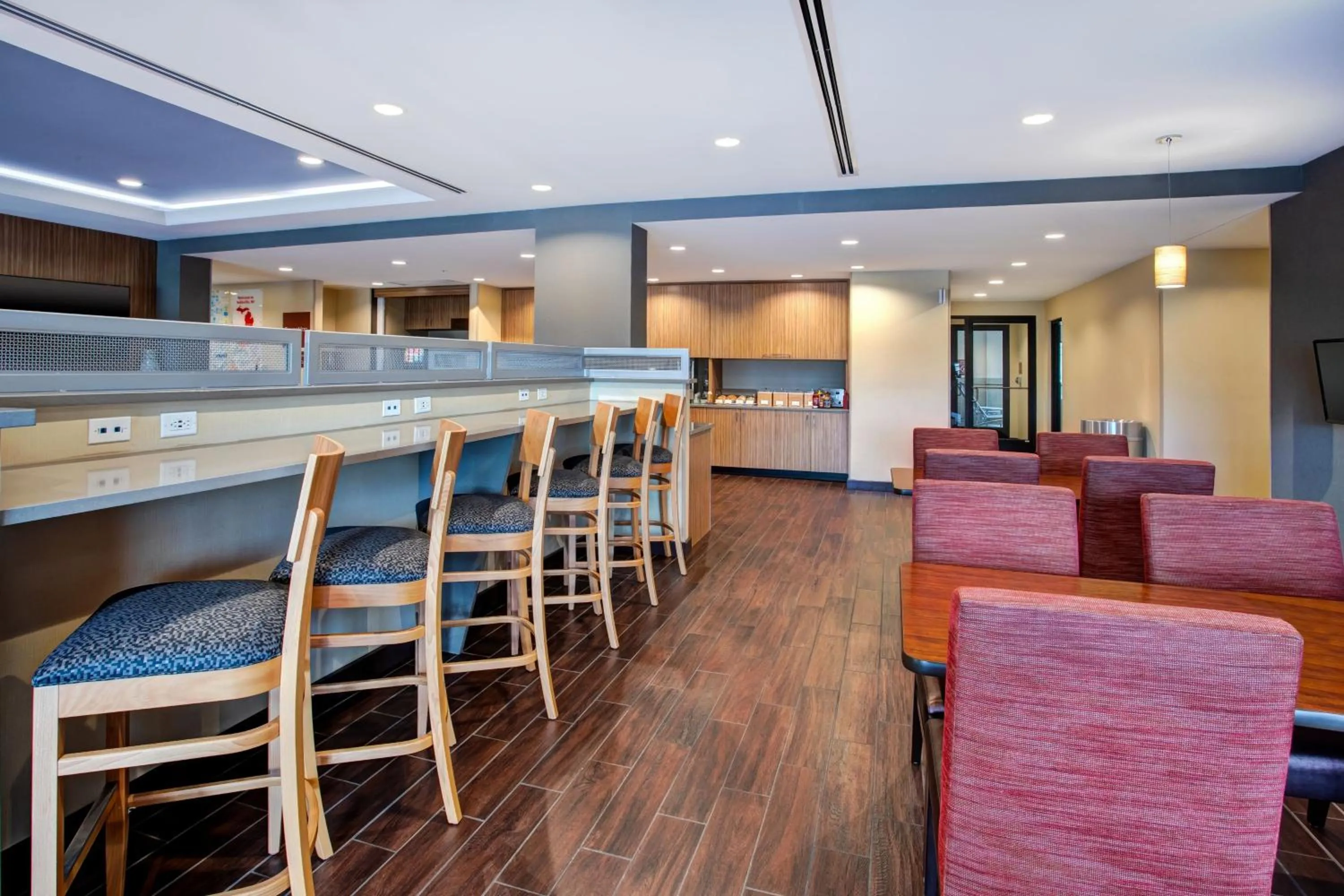 Breakfast in TownePlace Suites by Marriott Detroit Belleville