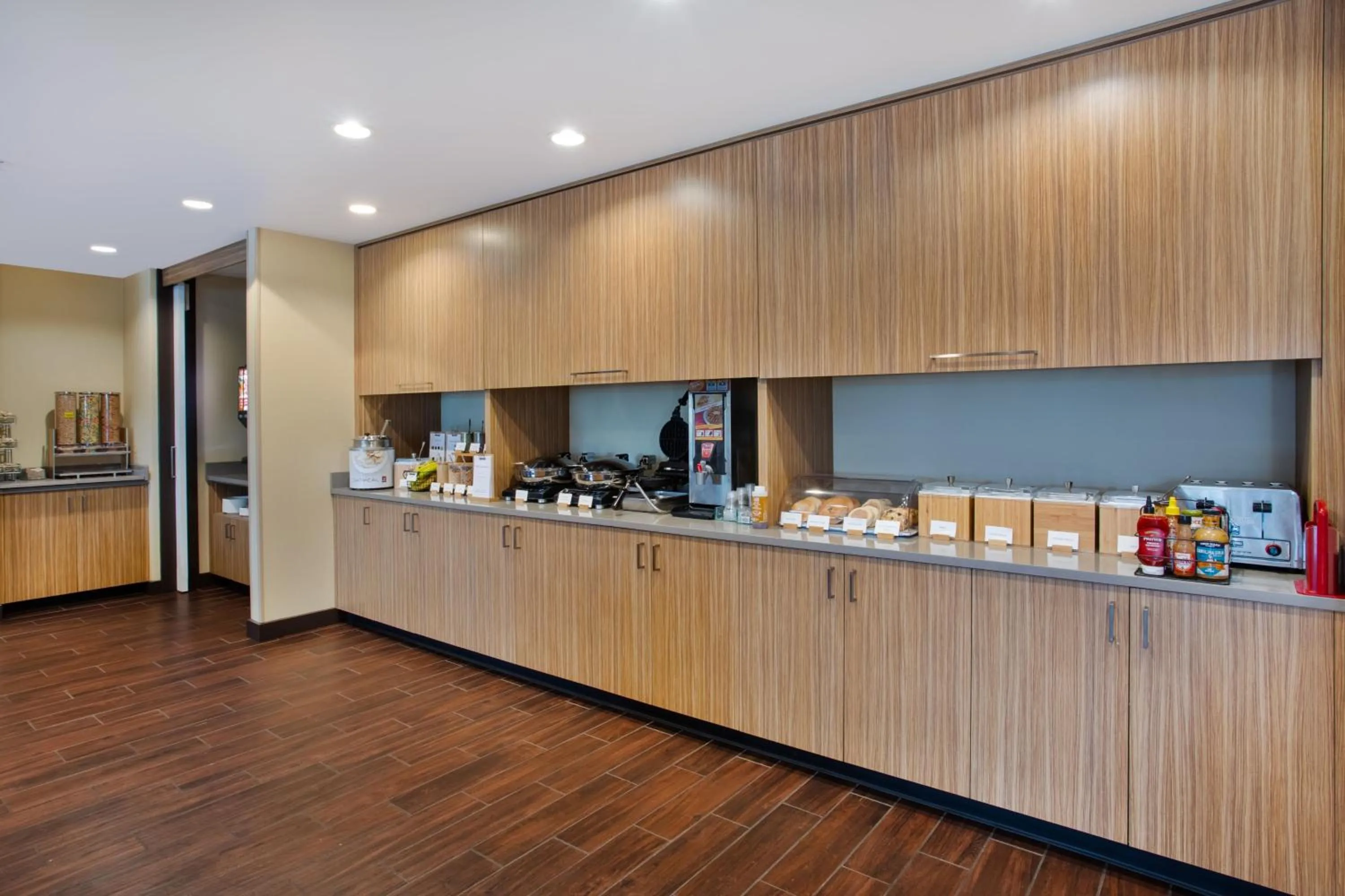 Breakfast in TownePlace Suites by Marriott Detroit Belleville