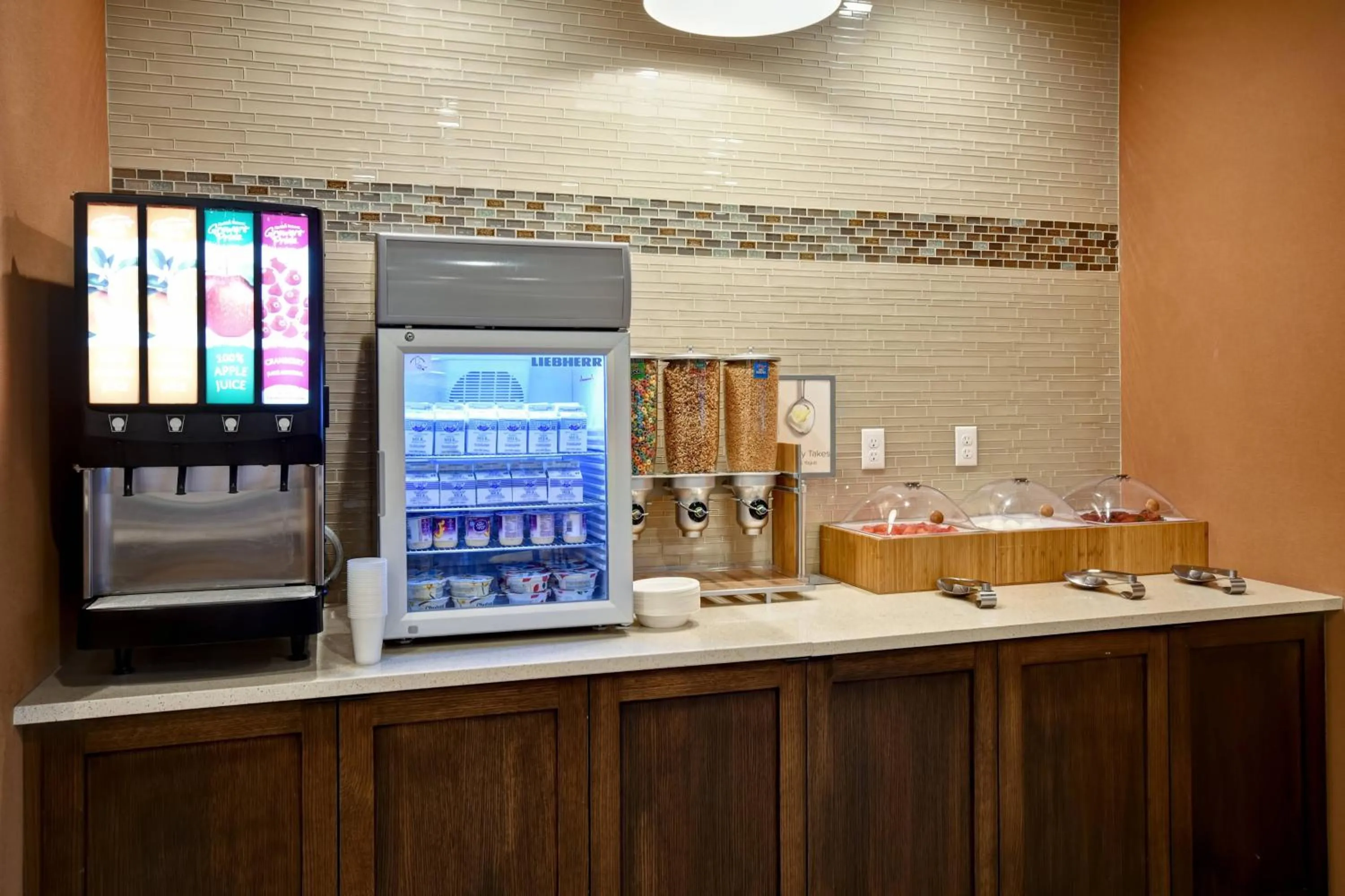 Breakfast in Fairfield Inn & Suites by Marriott Milwaukee North