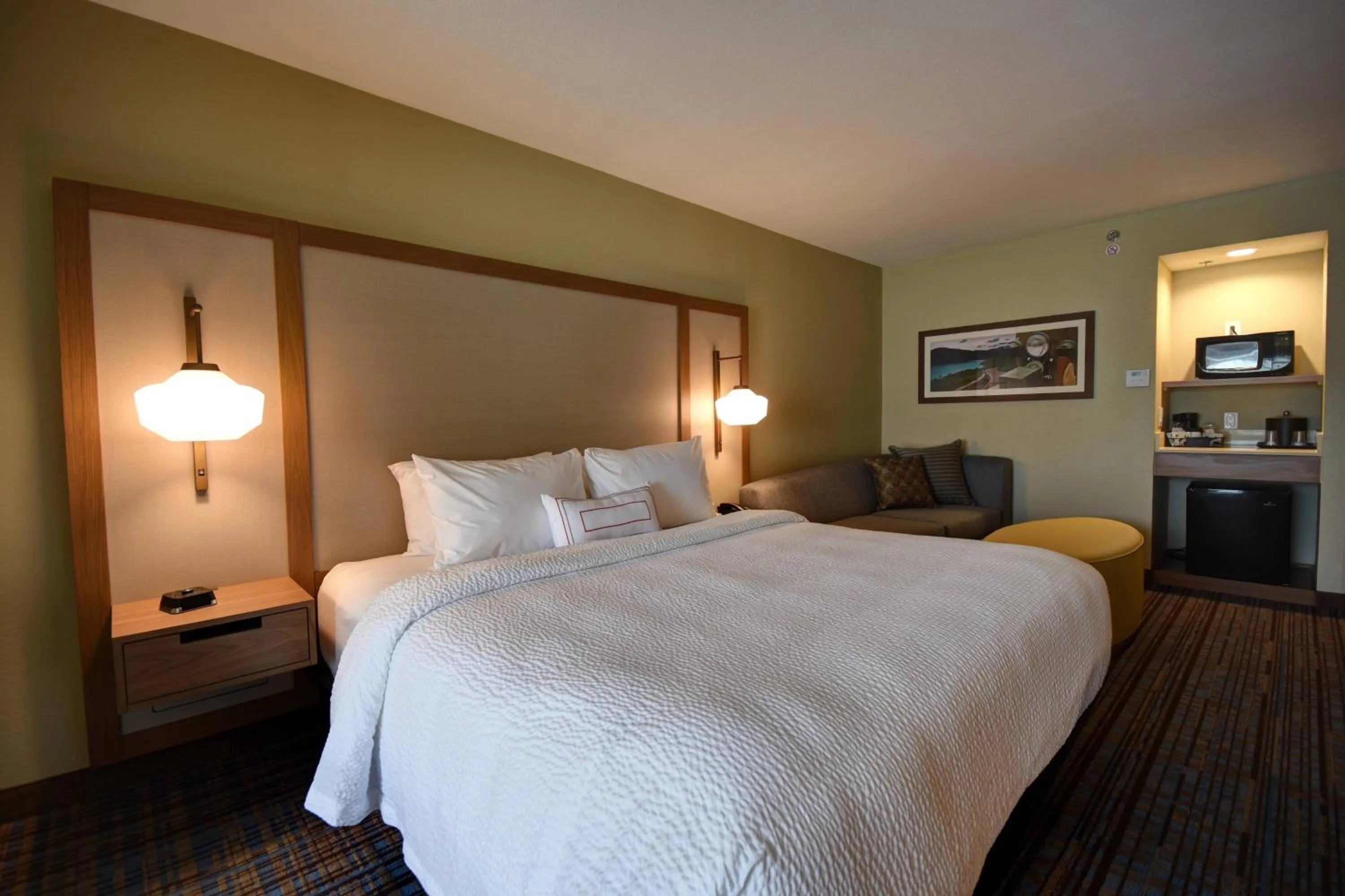Bedroom, Bed in Fairfield Inn & Suites by Marriott Milwaukee North