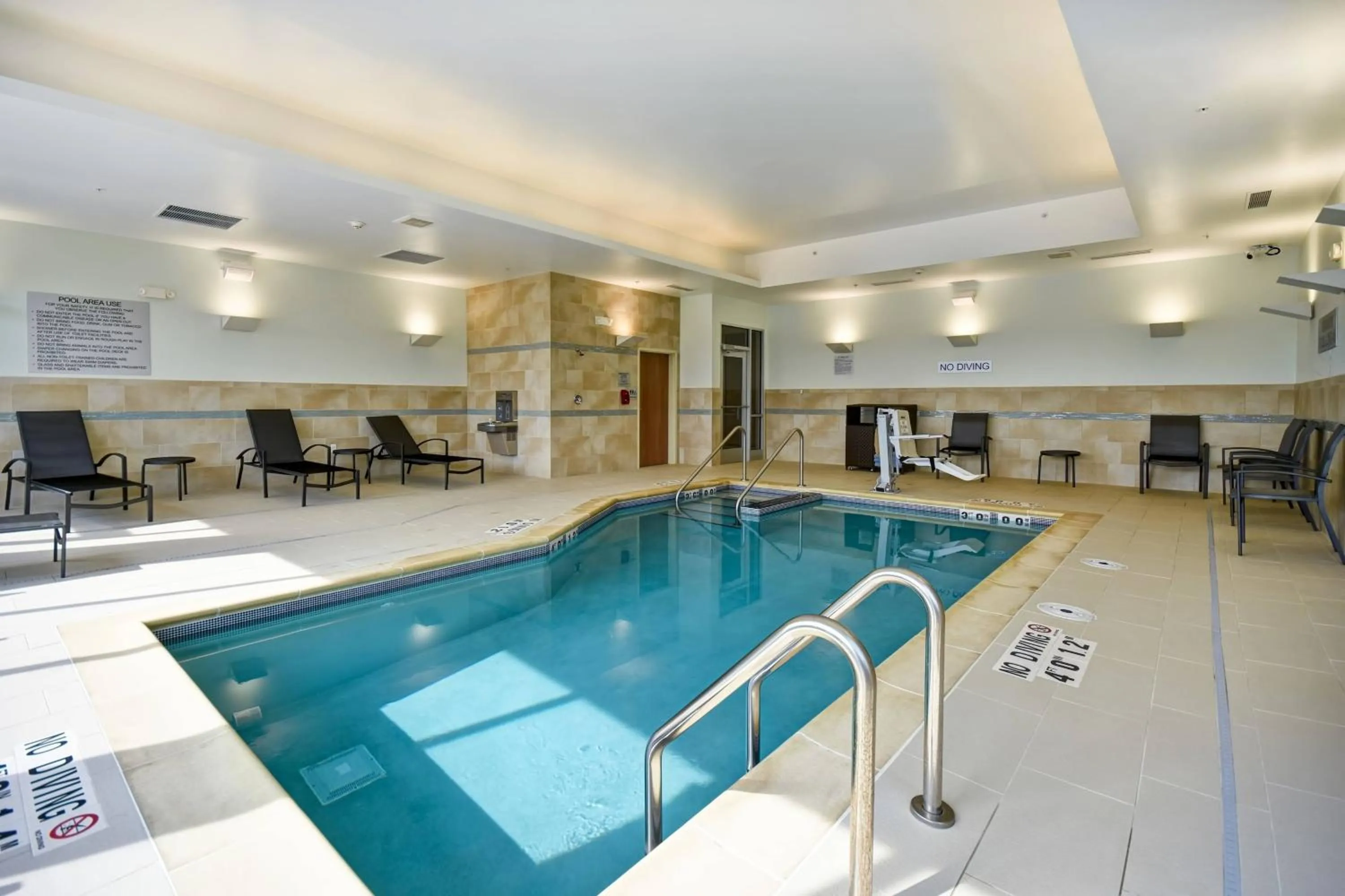 Swimming pool in Fairfield Inn & Suites by Marriott Milwaukee North