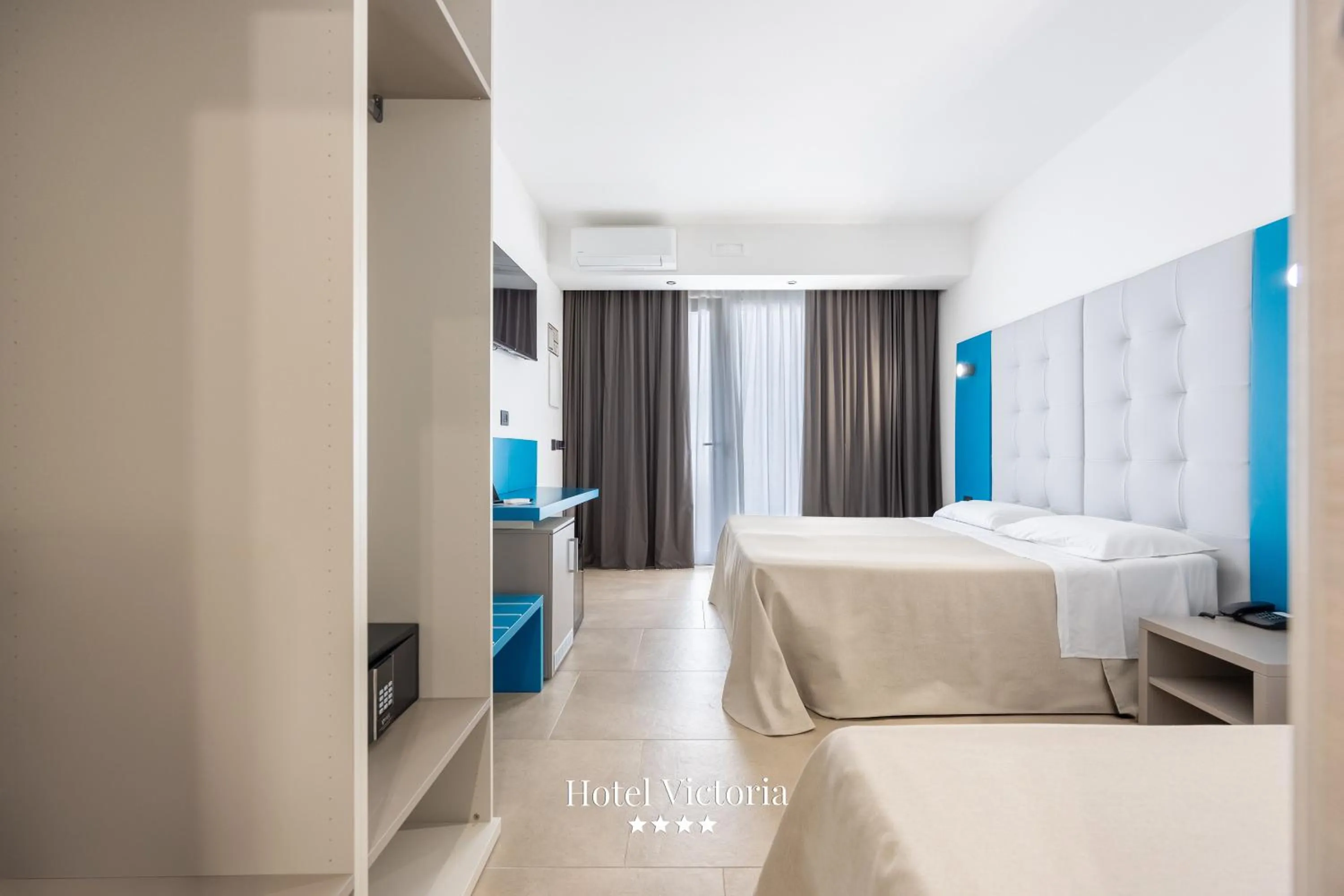 Toilet, Bed in Hotel Victoria