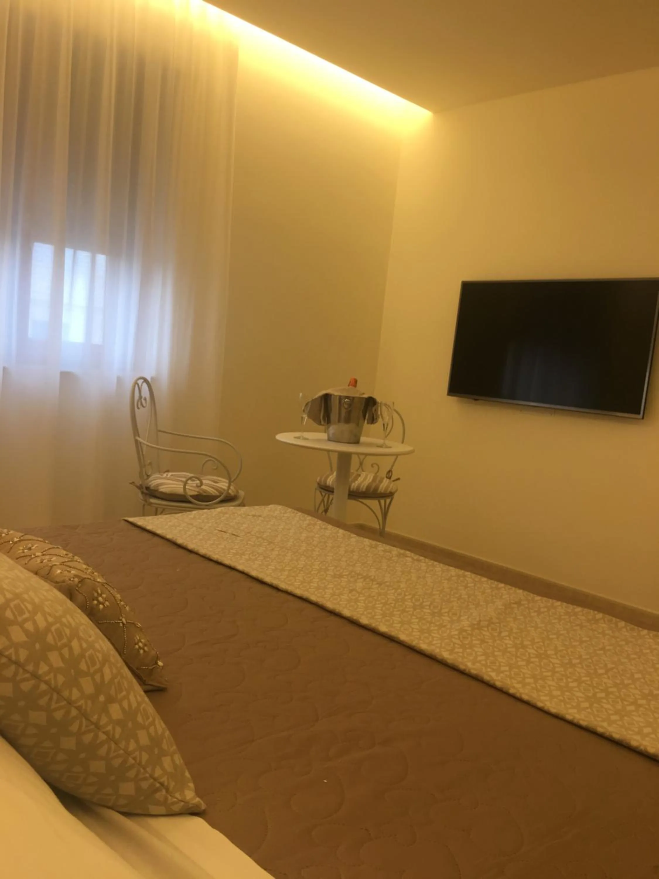 TV and multimedia, Bed in Hotel Victoria