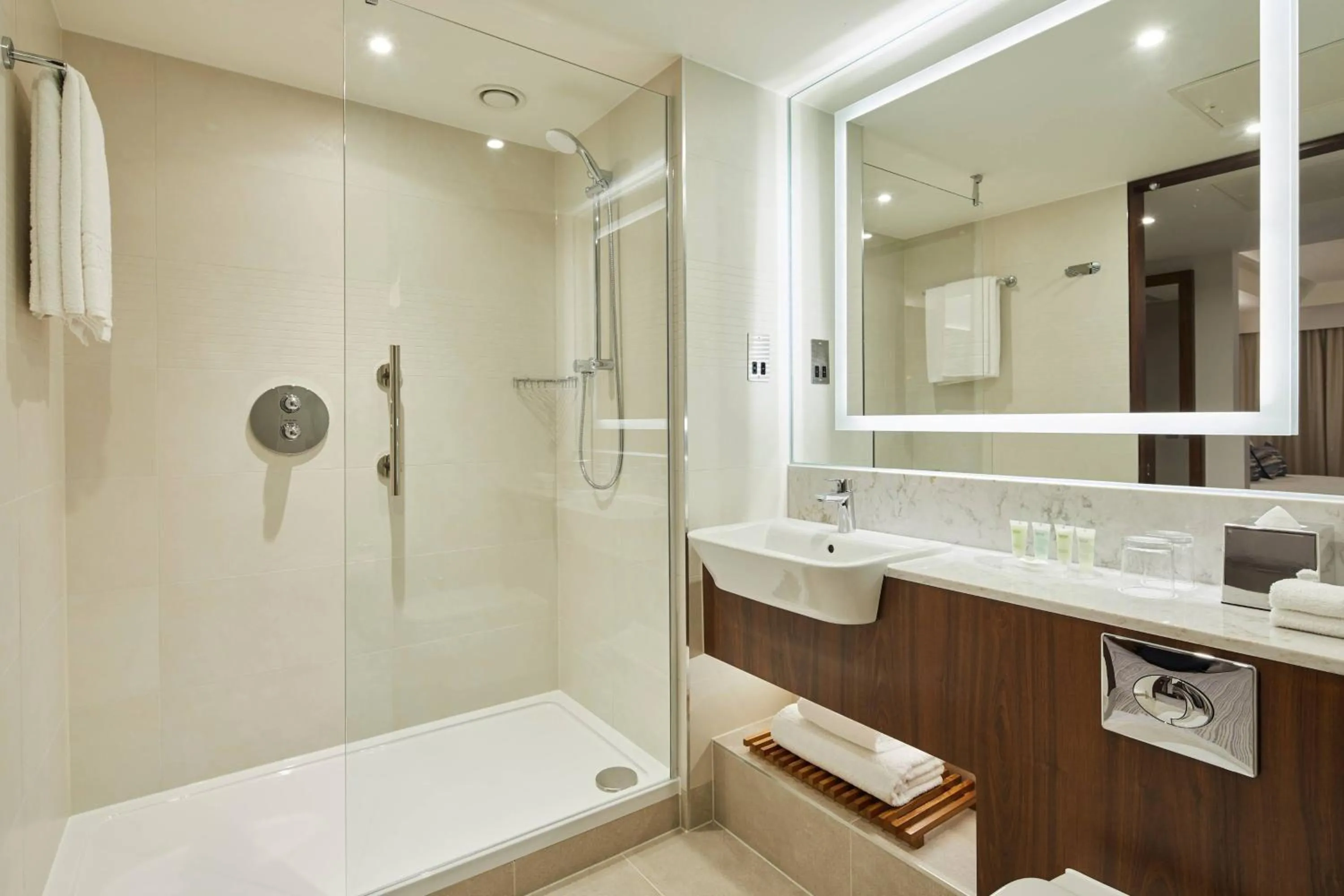 Bathroom in Courtyard by Marriott Oxford City Centre