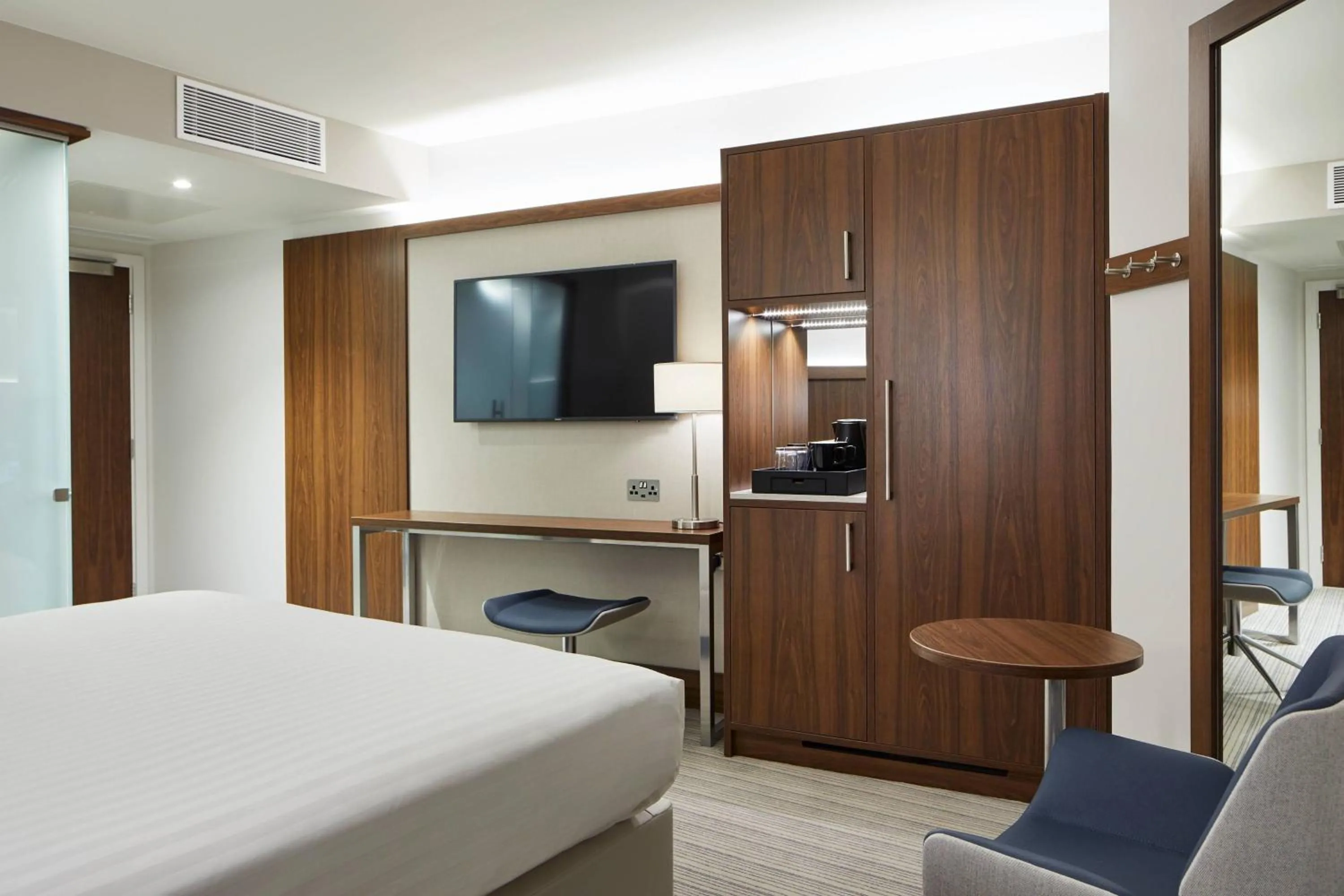 Photo of the whole room, Bed in Courtyard by Marriott Oxford City Centre