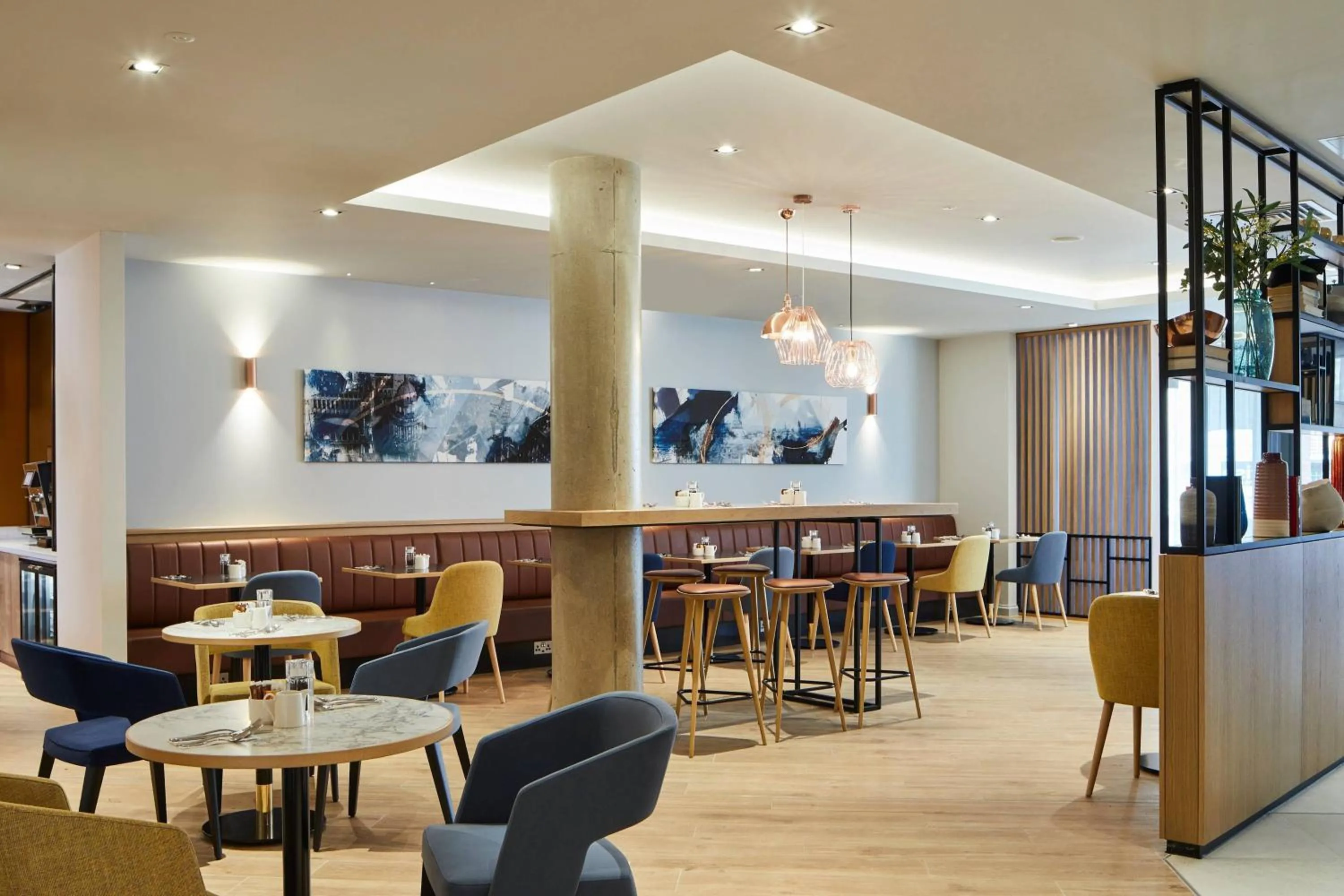 Lounge or bar in Courtyard by Marriott Oxford City Centre