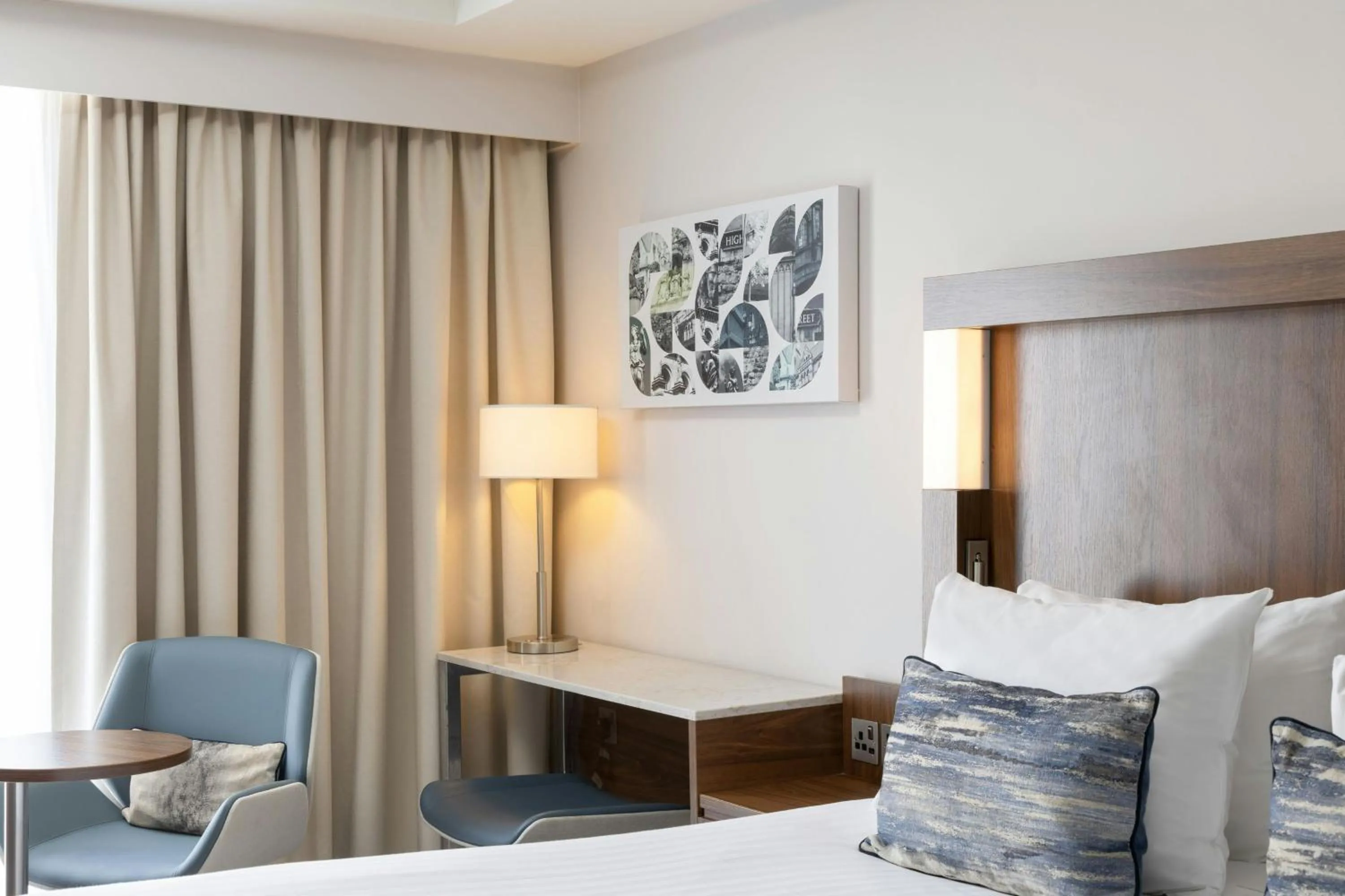 Photo of the whole room, Bed in Courtyard by Marriott Oxford City Centre