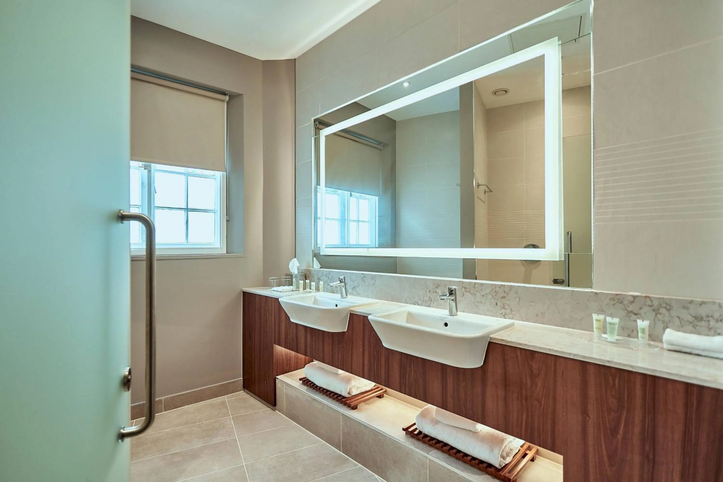 Bathroom in Courtyard by Marriott Oxford City Centre