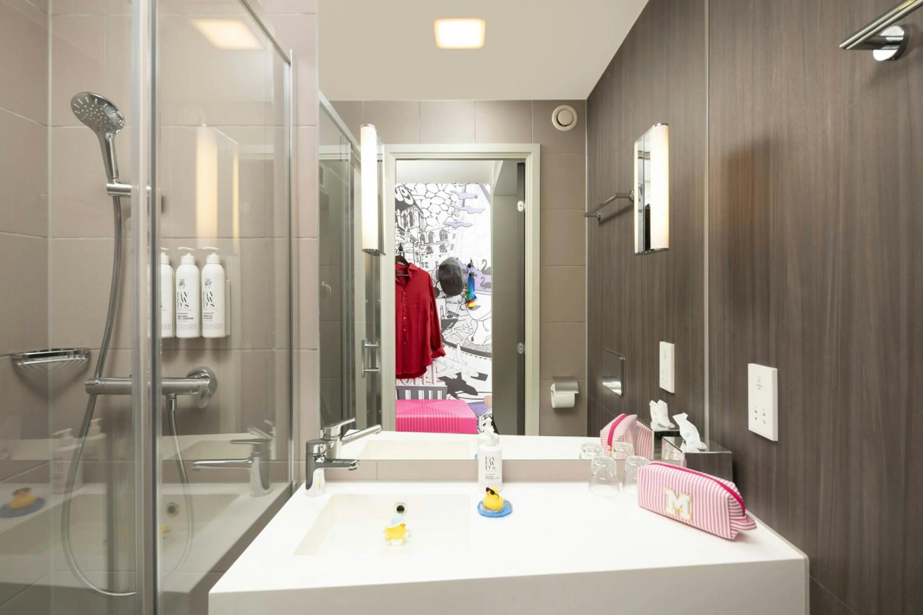 Photo of the whole room in Moxy York