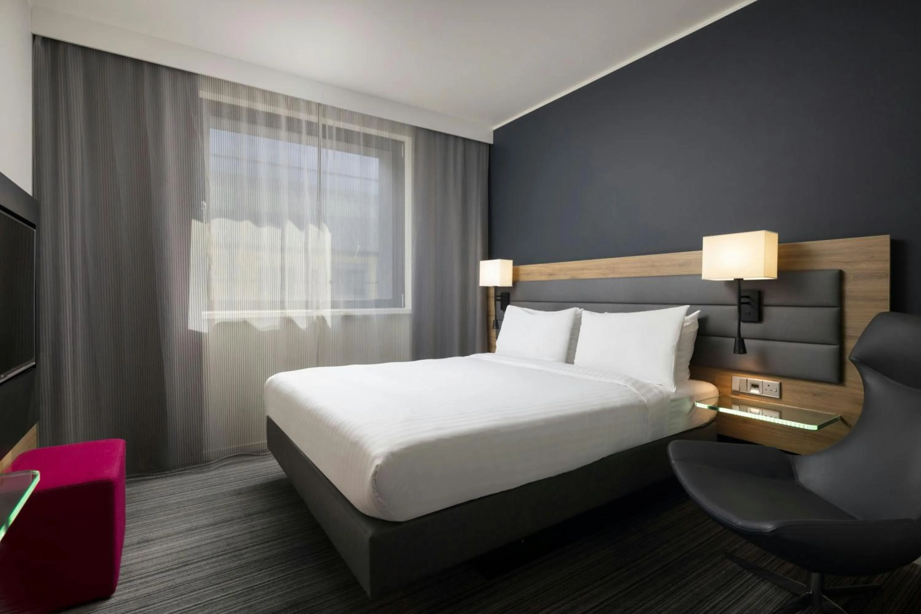 Photo of the whole room, Bed in Moxy York