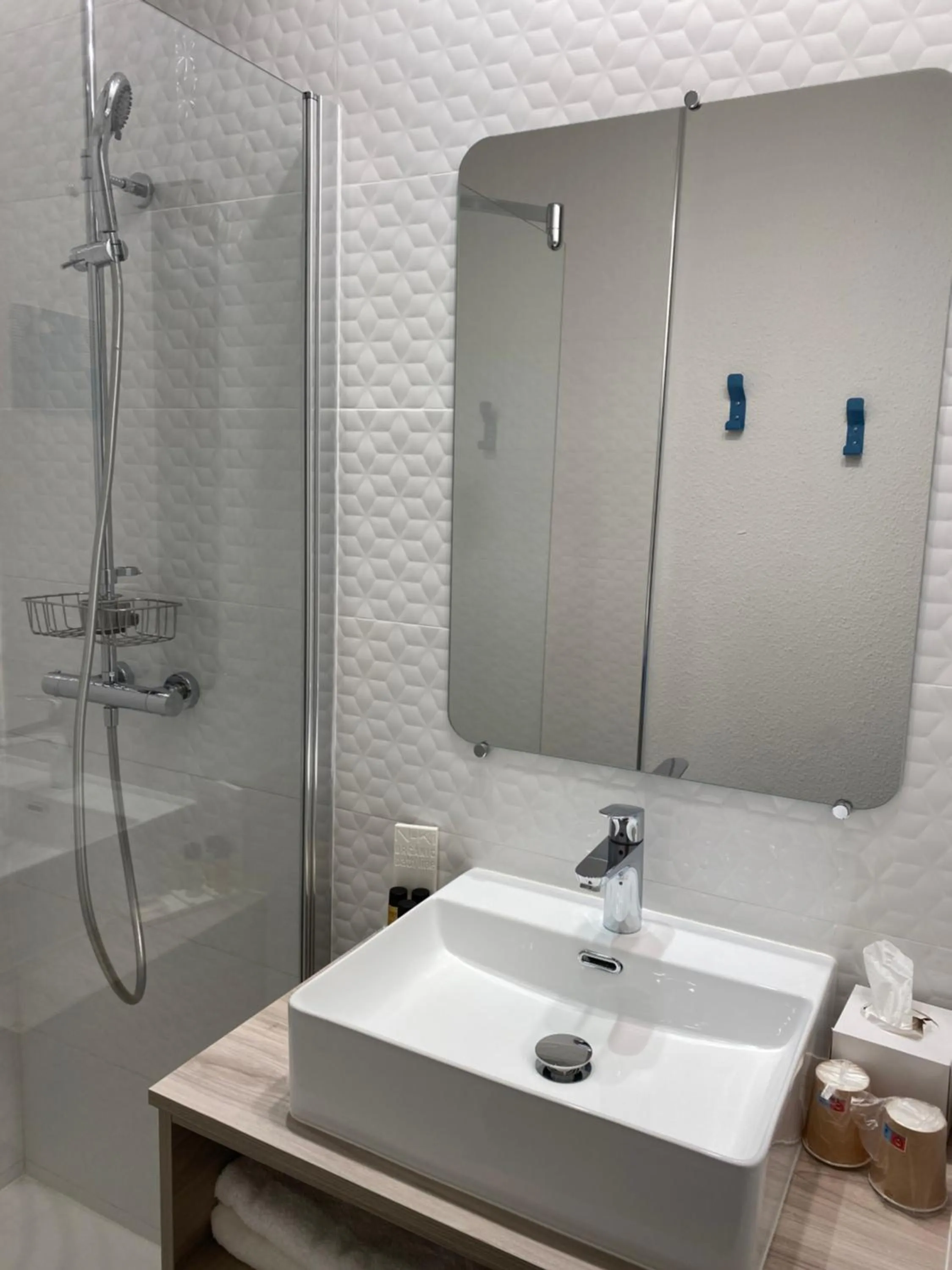 Shower in Hôtel Saint-Clair, côté Plage