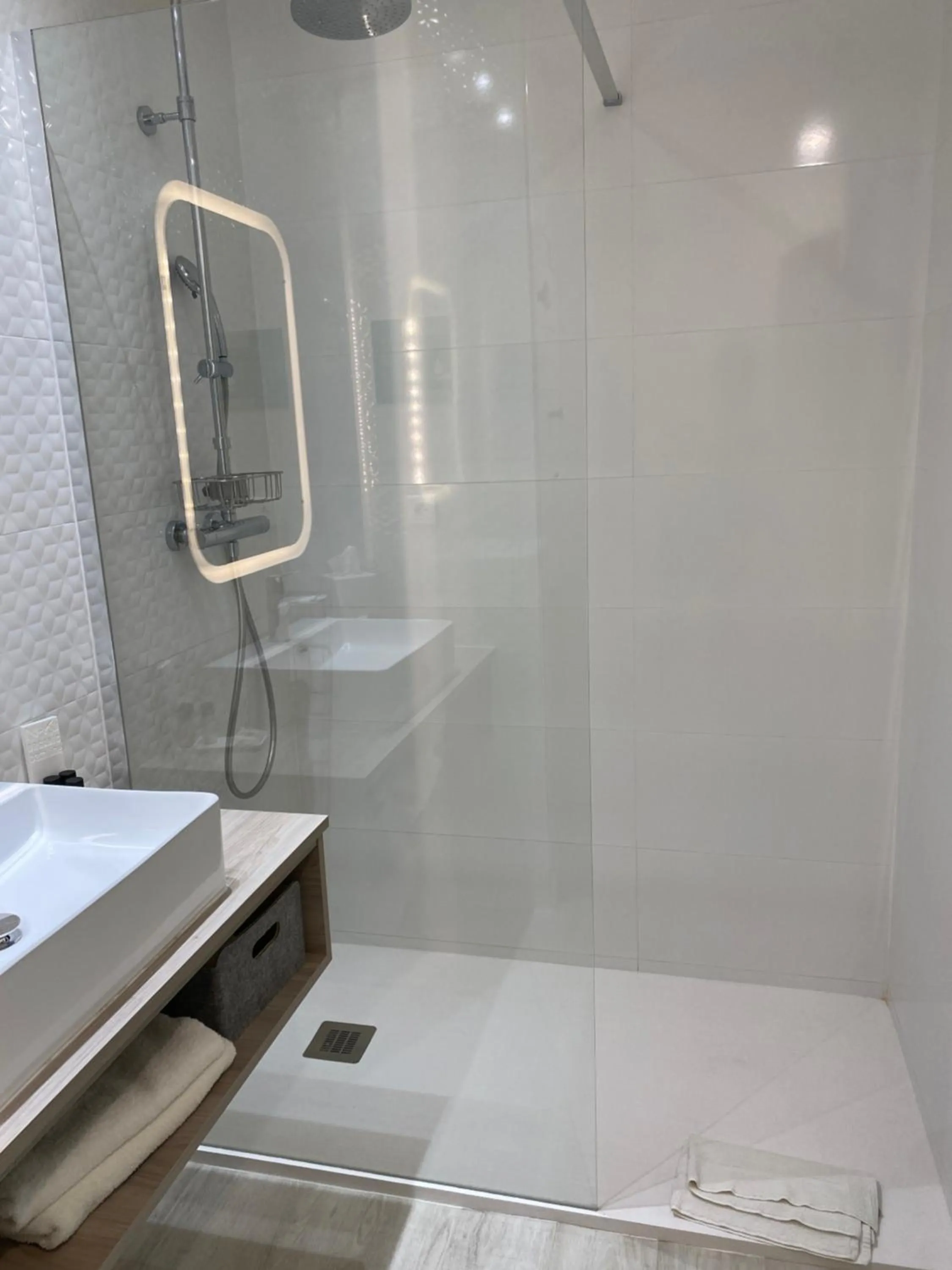 Shower in Hôtel Saint-Clair, côté Plage