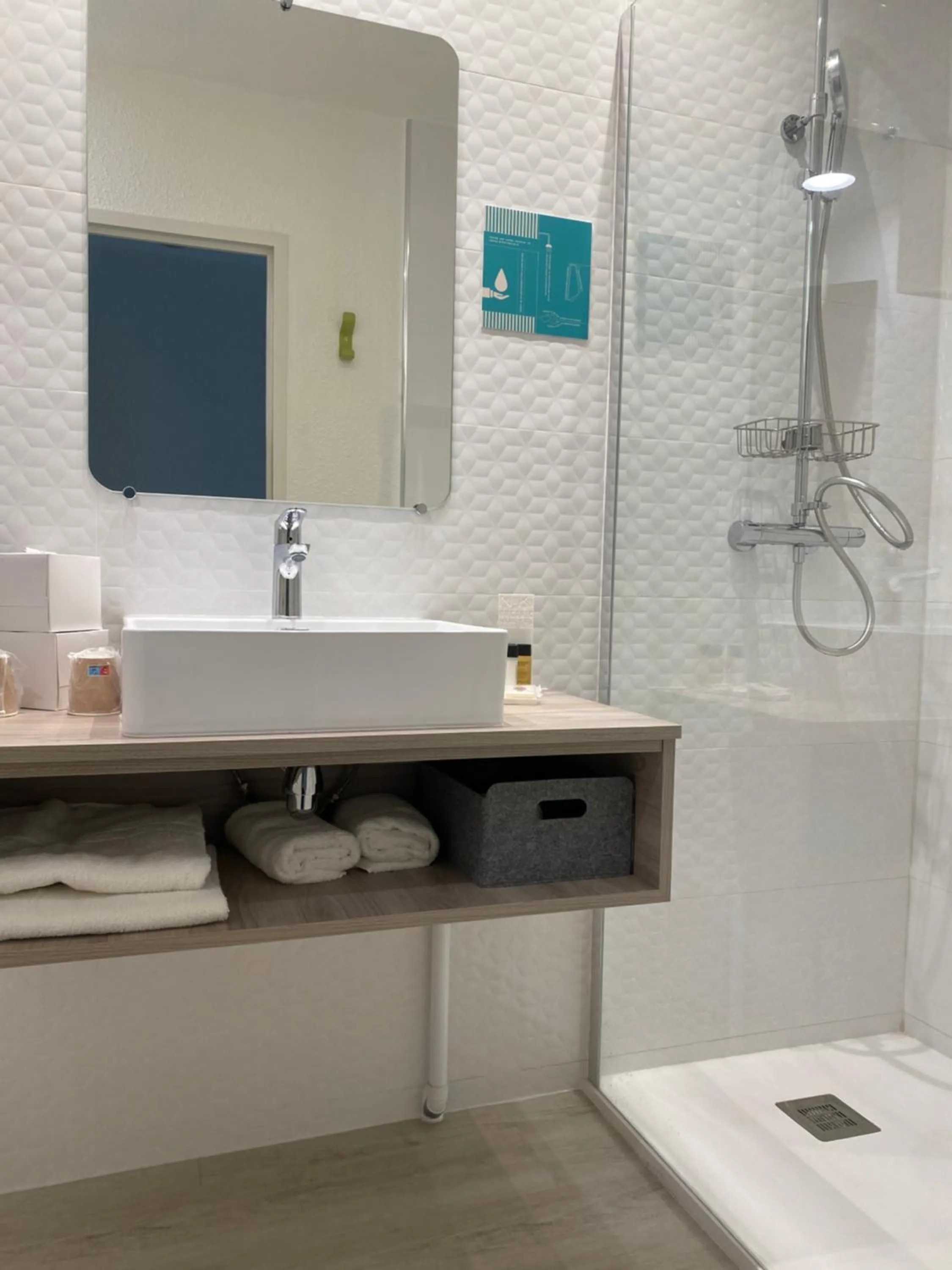 Shower in Hôtel Saint-Clair, côté Plage