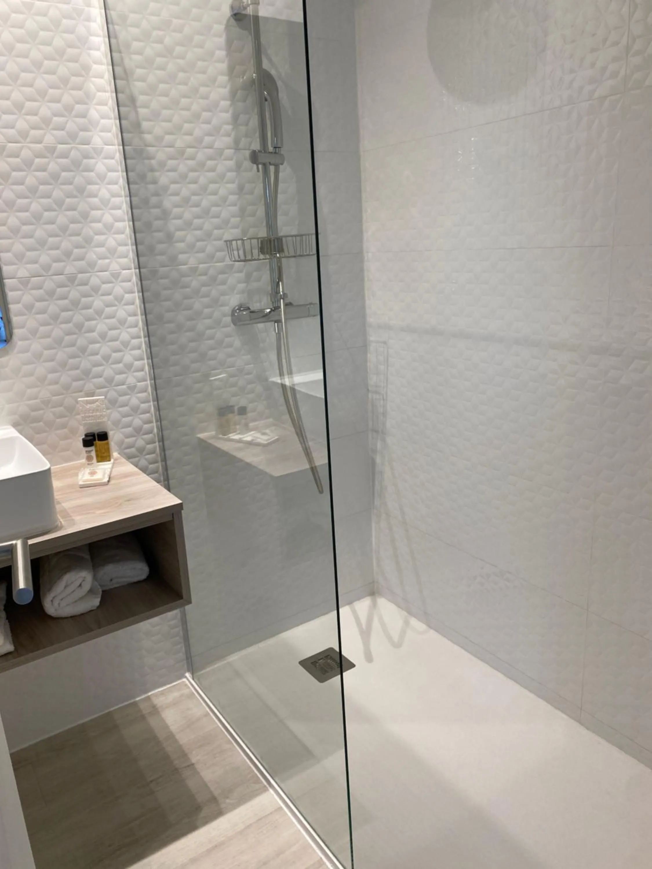 Shower in Hôtel Saint-Clair, côté Plage