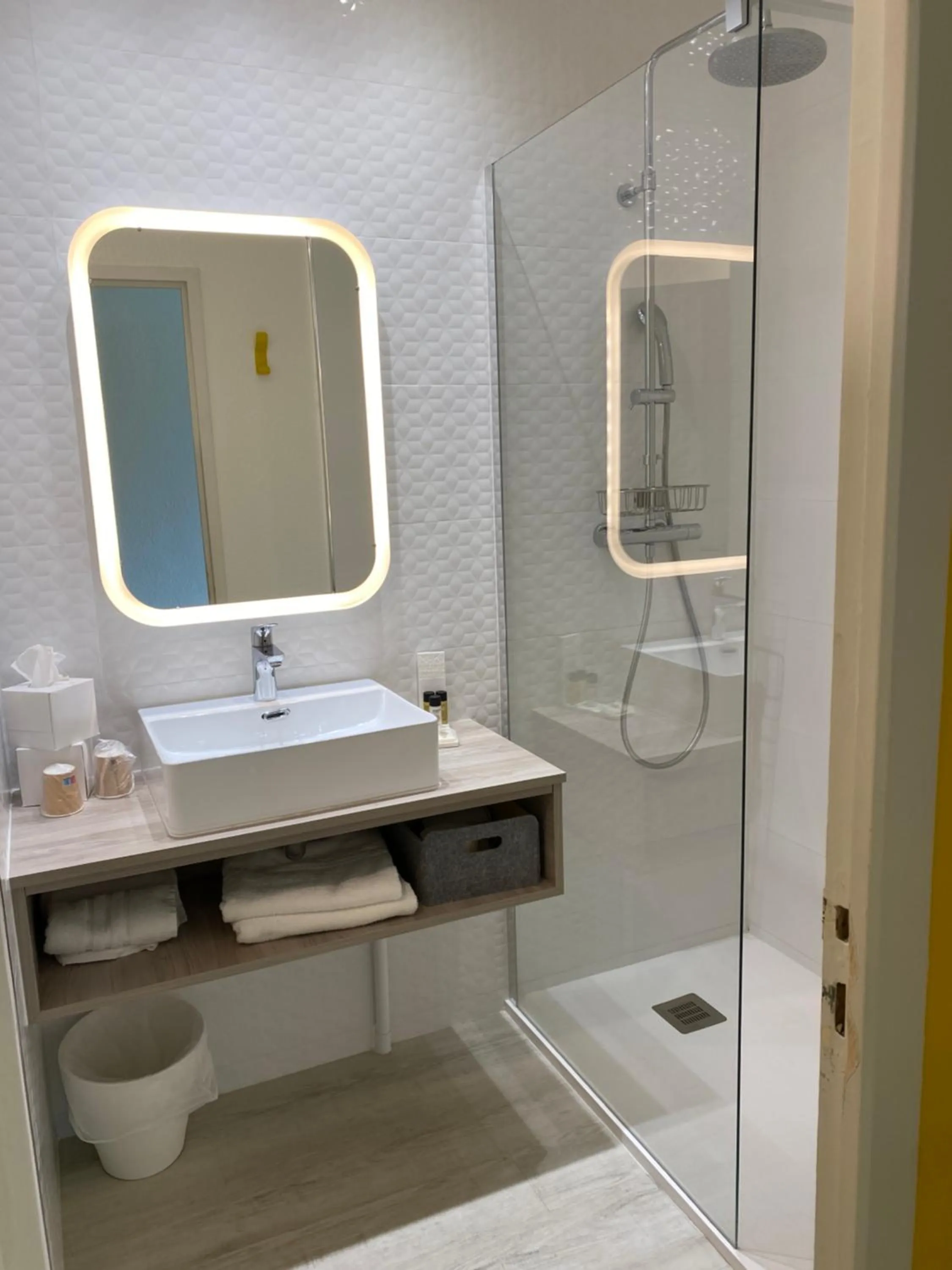 Shower in Hôtel Saint-Clair, côté Plage