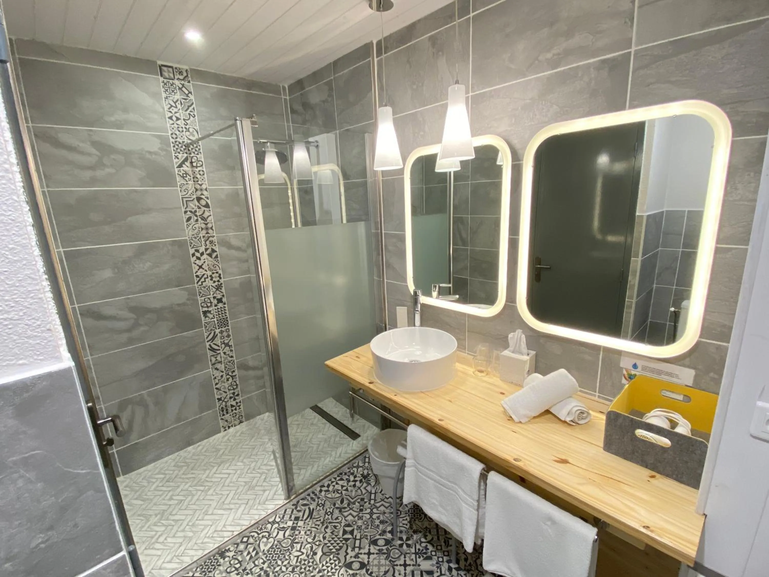 Bathroom in Hôtel Saint-Clair, côté Plage