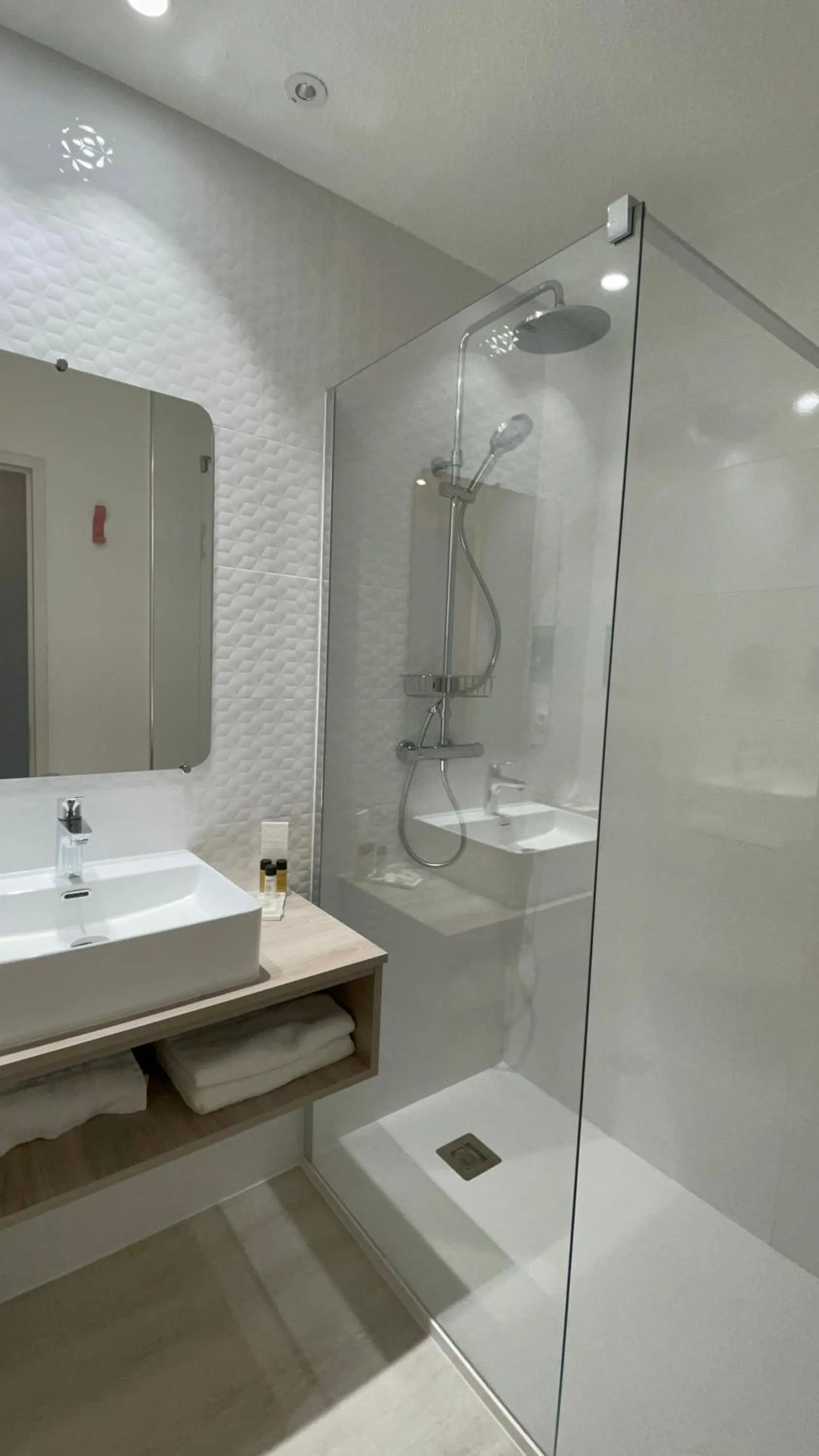 Bathroom in Hôtel Saint-Clair, côté Plage