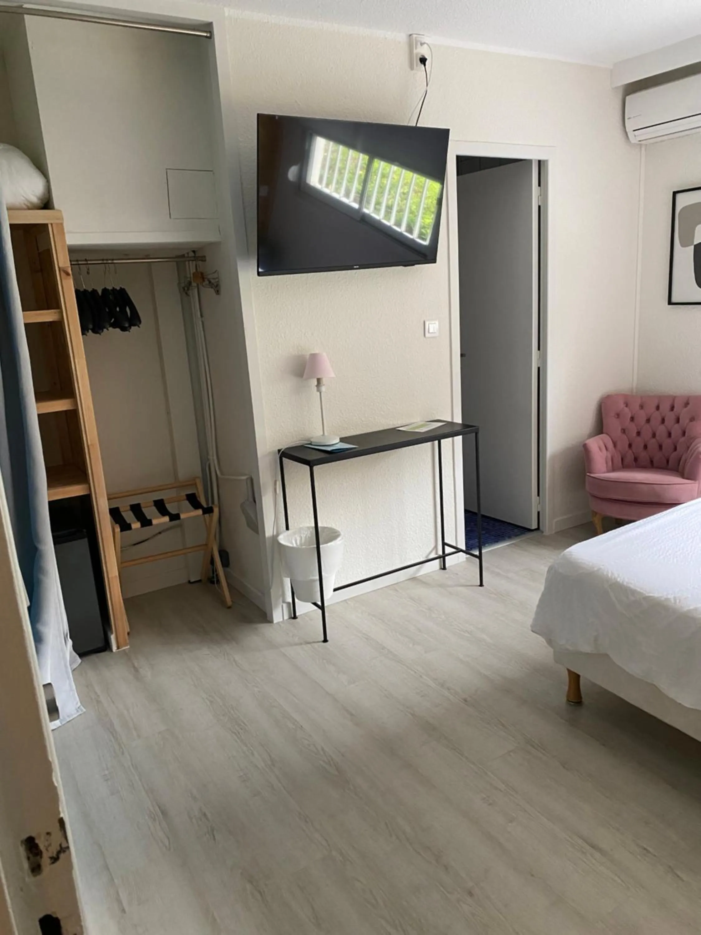 TV and multimedia, Bed in Hôtel Saint-Clair, côté Plage