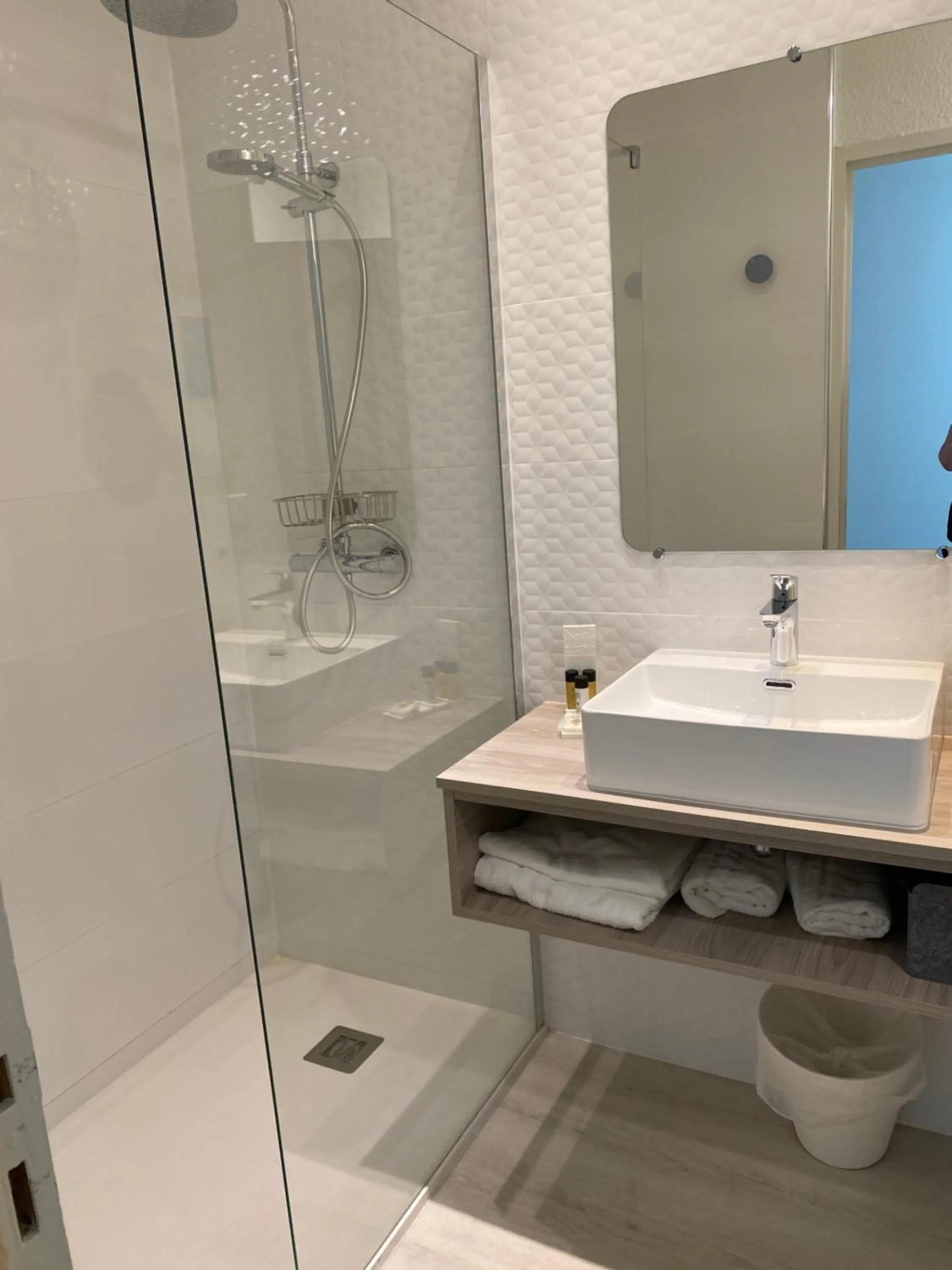 Shower in Hôtel Saint-Clair, côté Plage