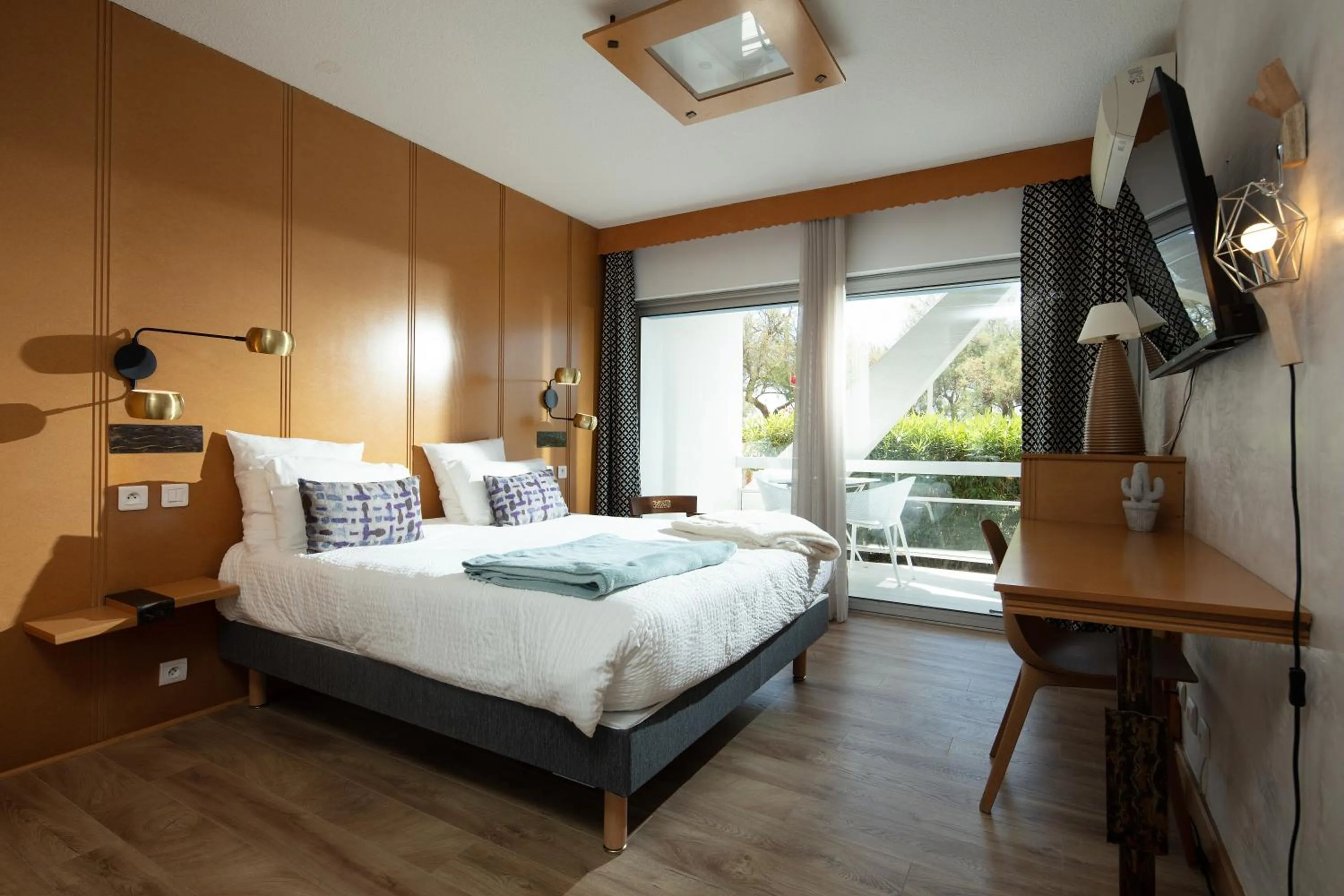 TV and multimedia, Bed in Hôtel Saint-Clair, côté Plage