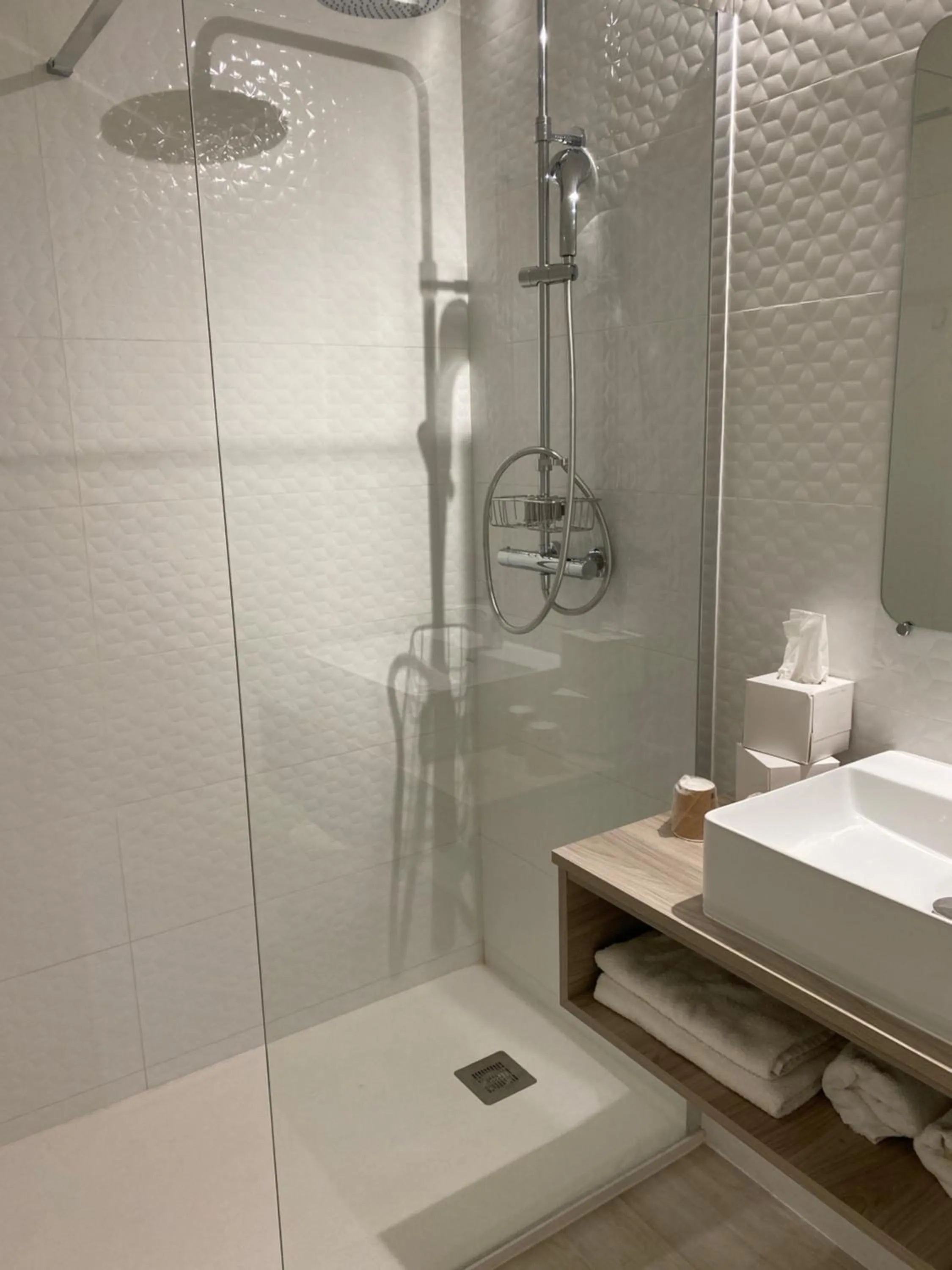 Shower in Hôtel Saint-Clair, côté Plage