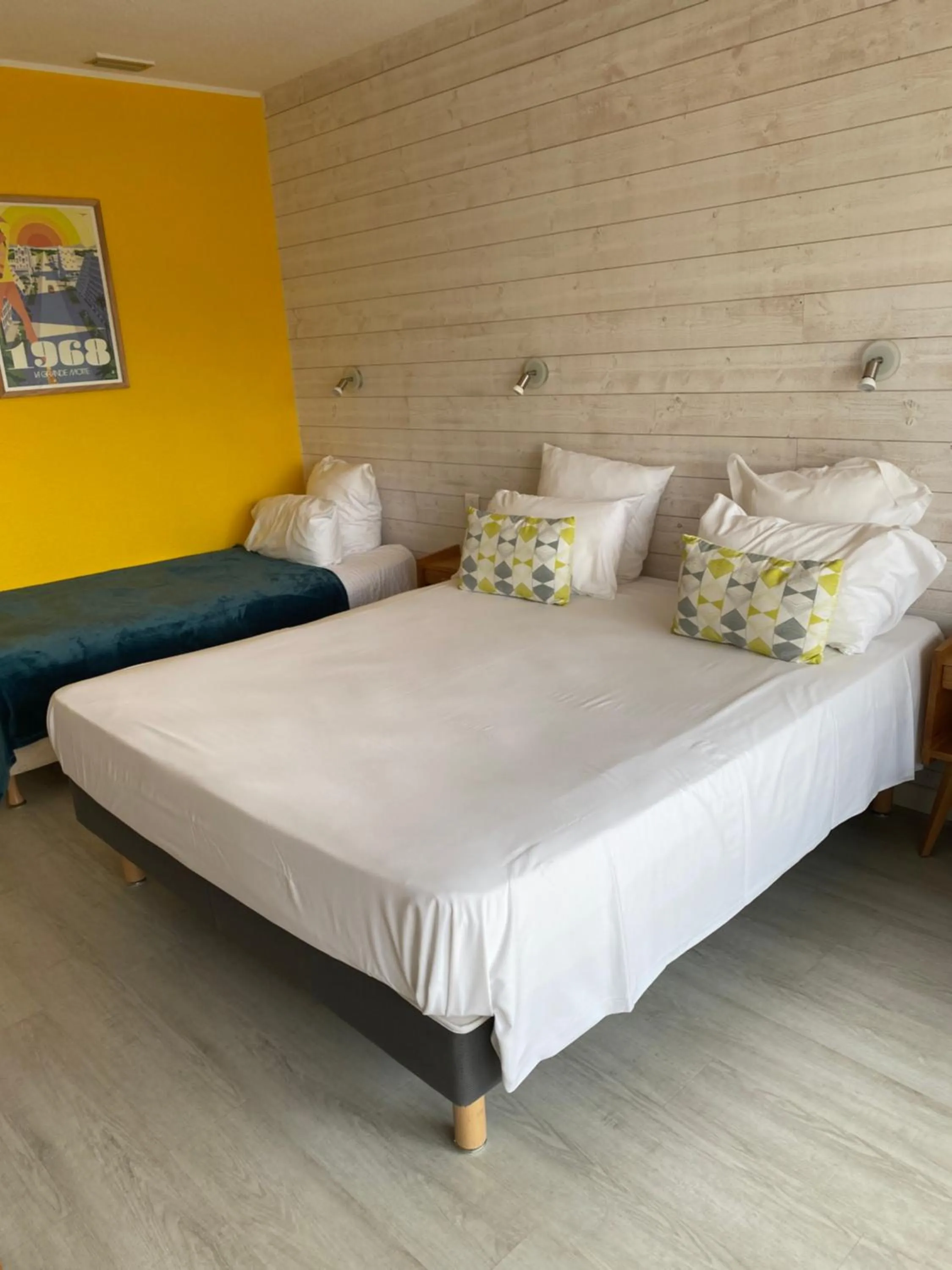 Bed in Hôtel Saint-Clair, côté Plage