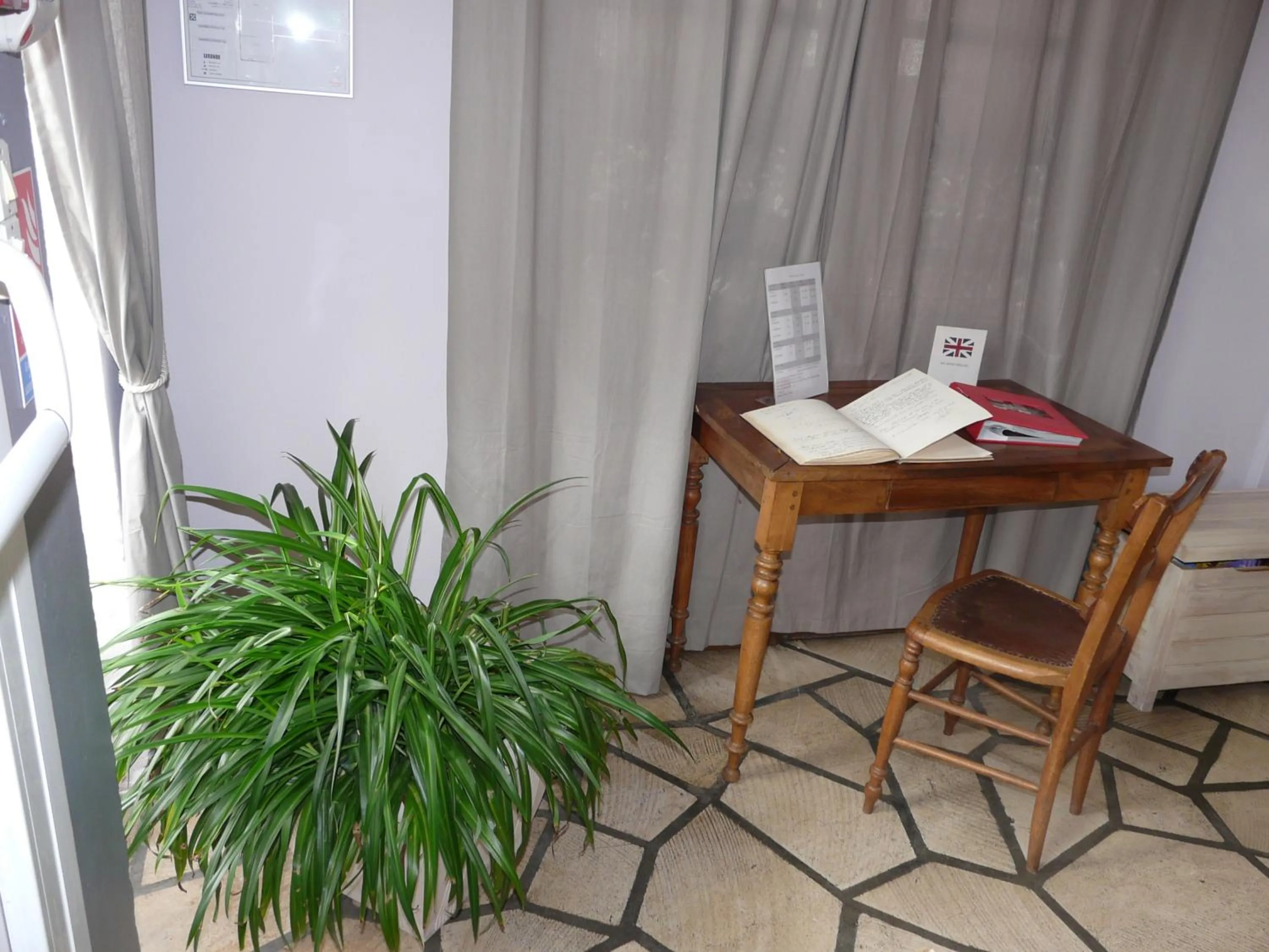 Lobby or reception in Logis Hôtel & Restaurant Le Saint Savinien