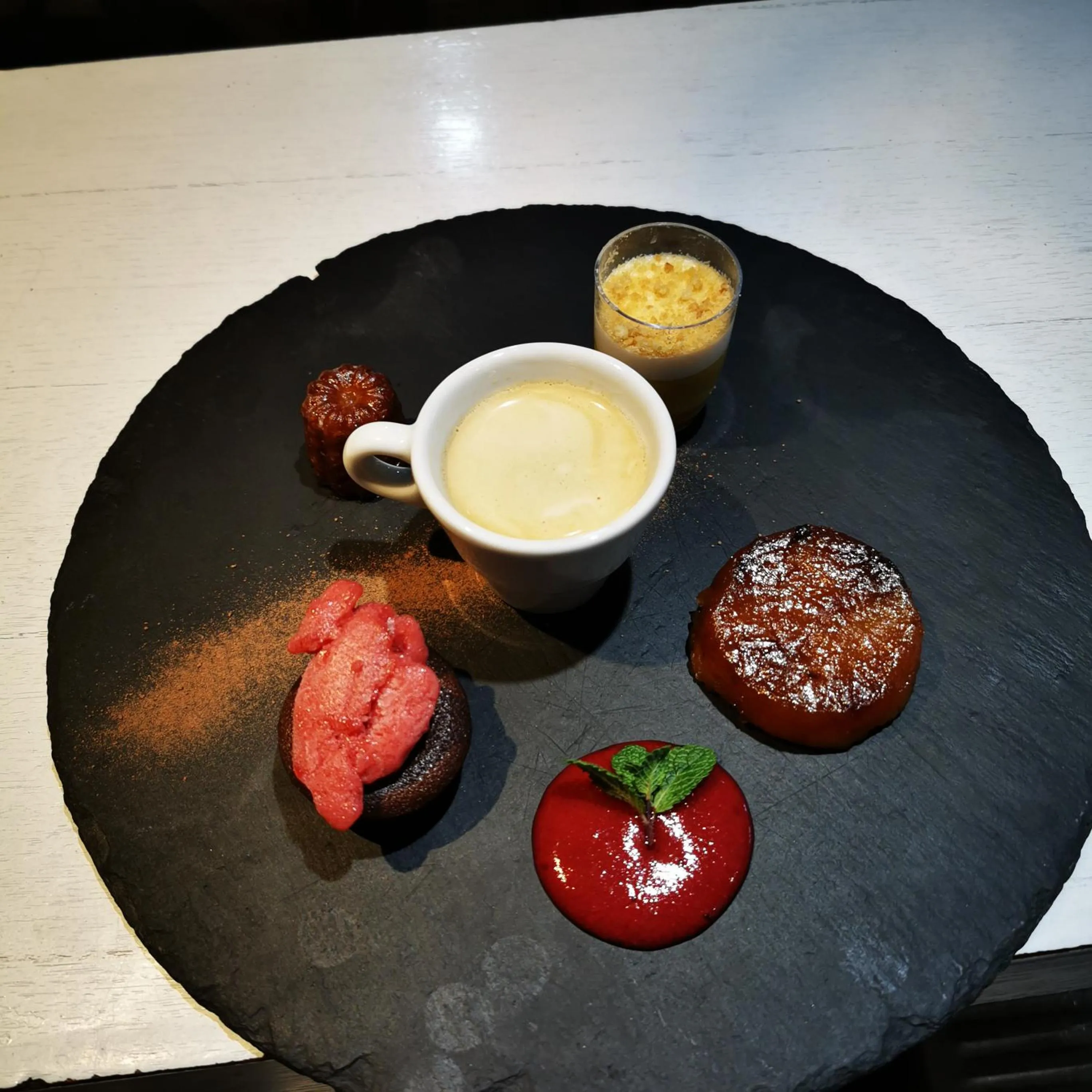 Restaurant/places to eat in Logis Hôtel & Restaurant Le Saint Savinien