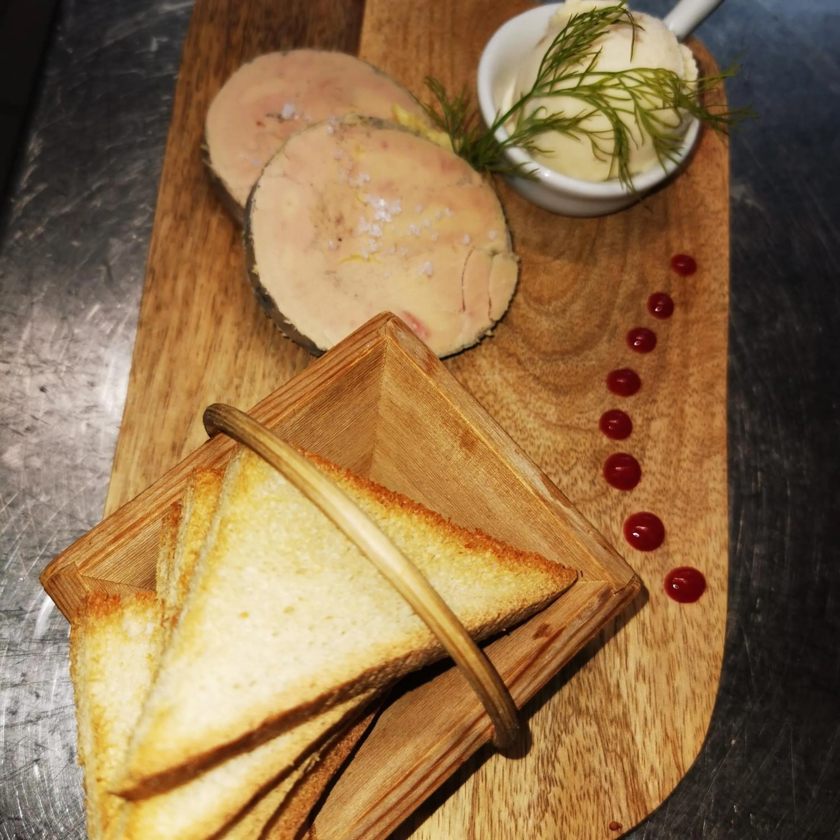 Restaurant/places to eat in Logis Hôtel & Restaurant Le Saint Savinien