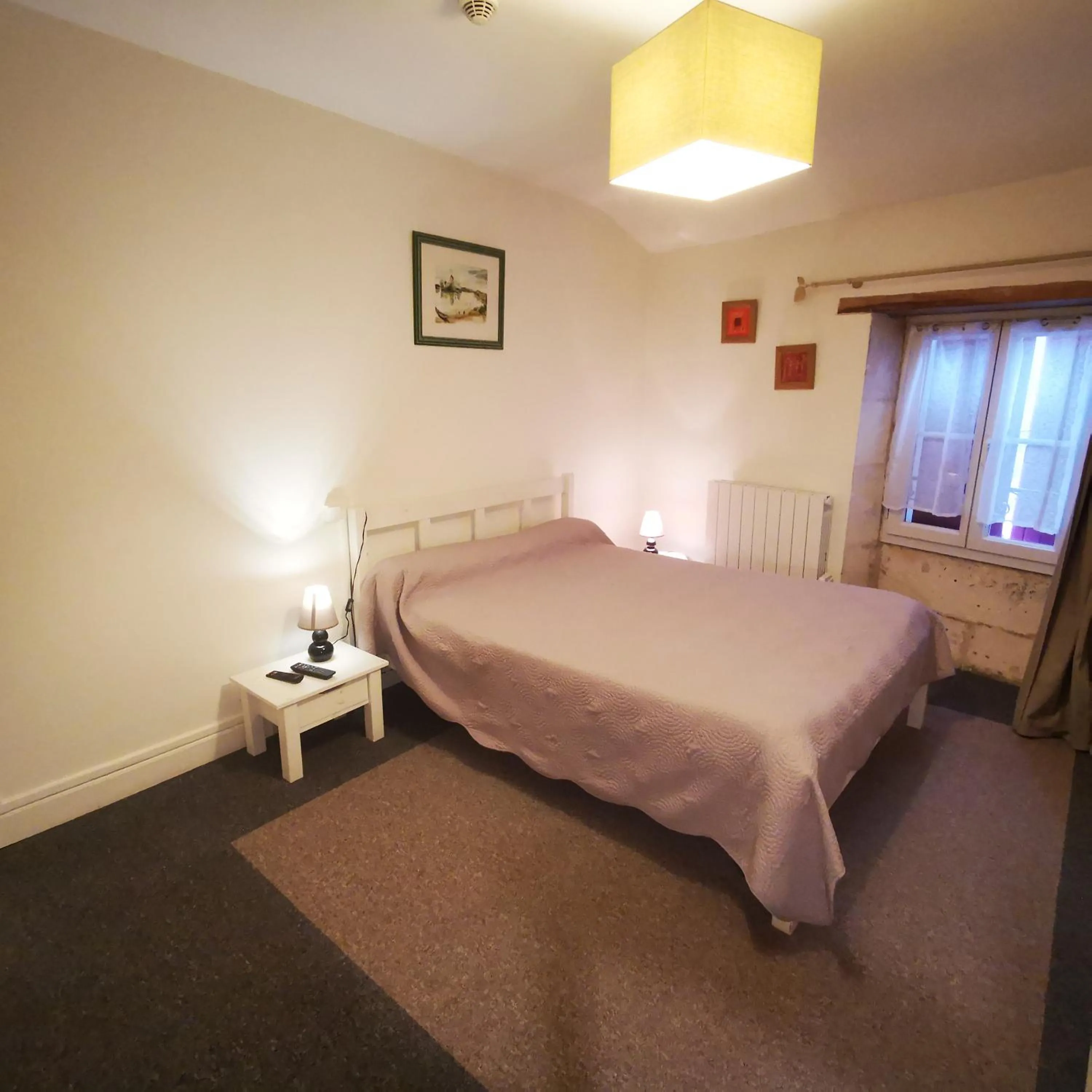 Property building, Bed in Logis Hôtel & Restaurant Le Saint Savinien