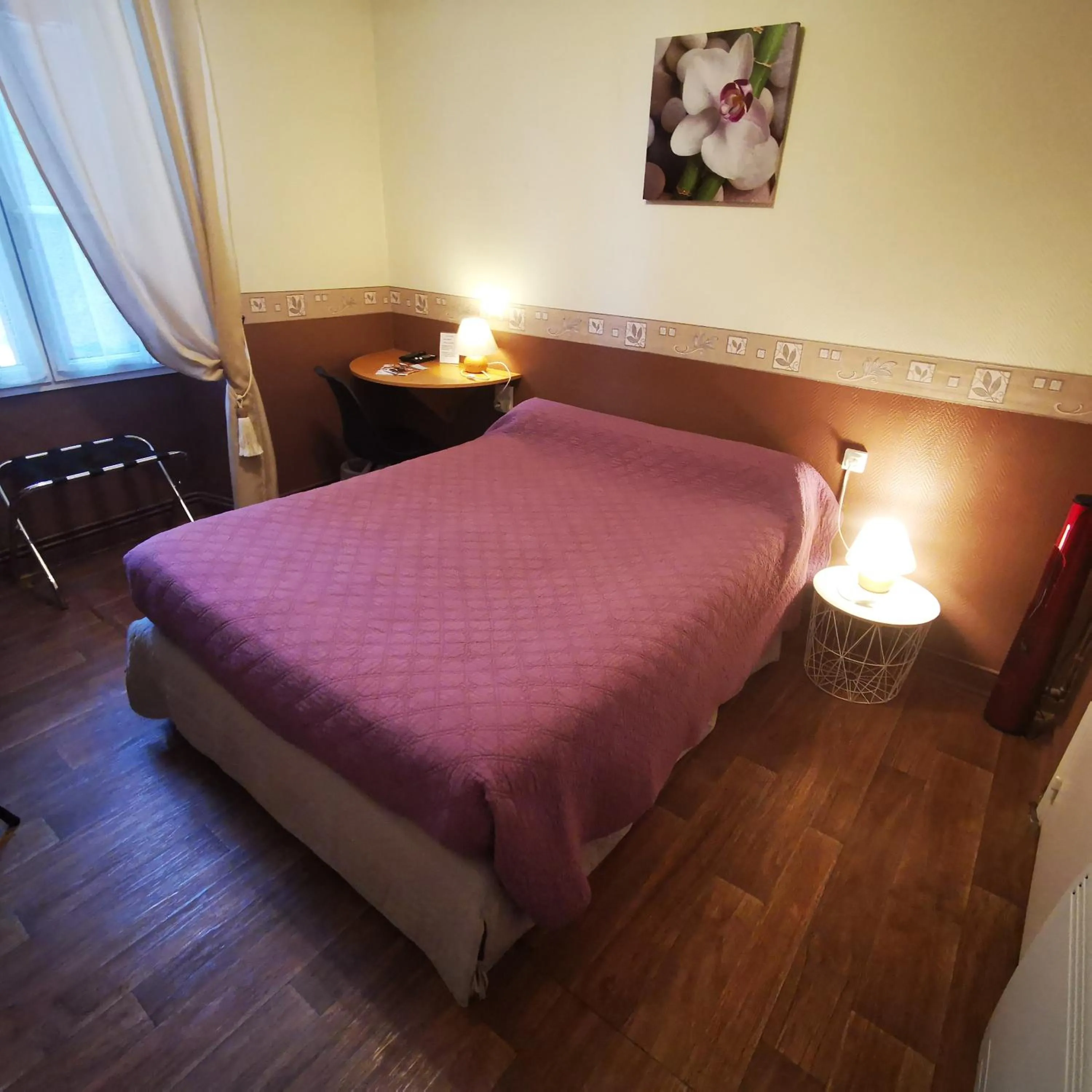 Property building, Bed in Logis Hôtel & Restaurant Le Saint Savinien