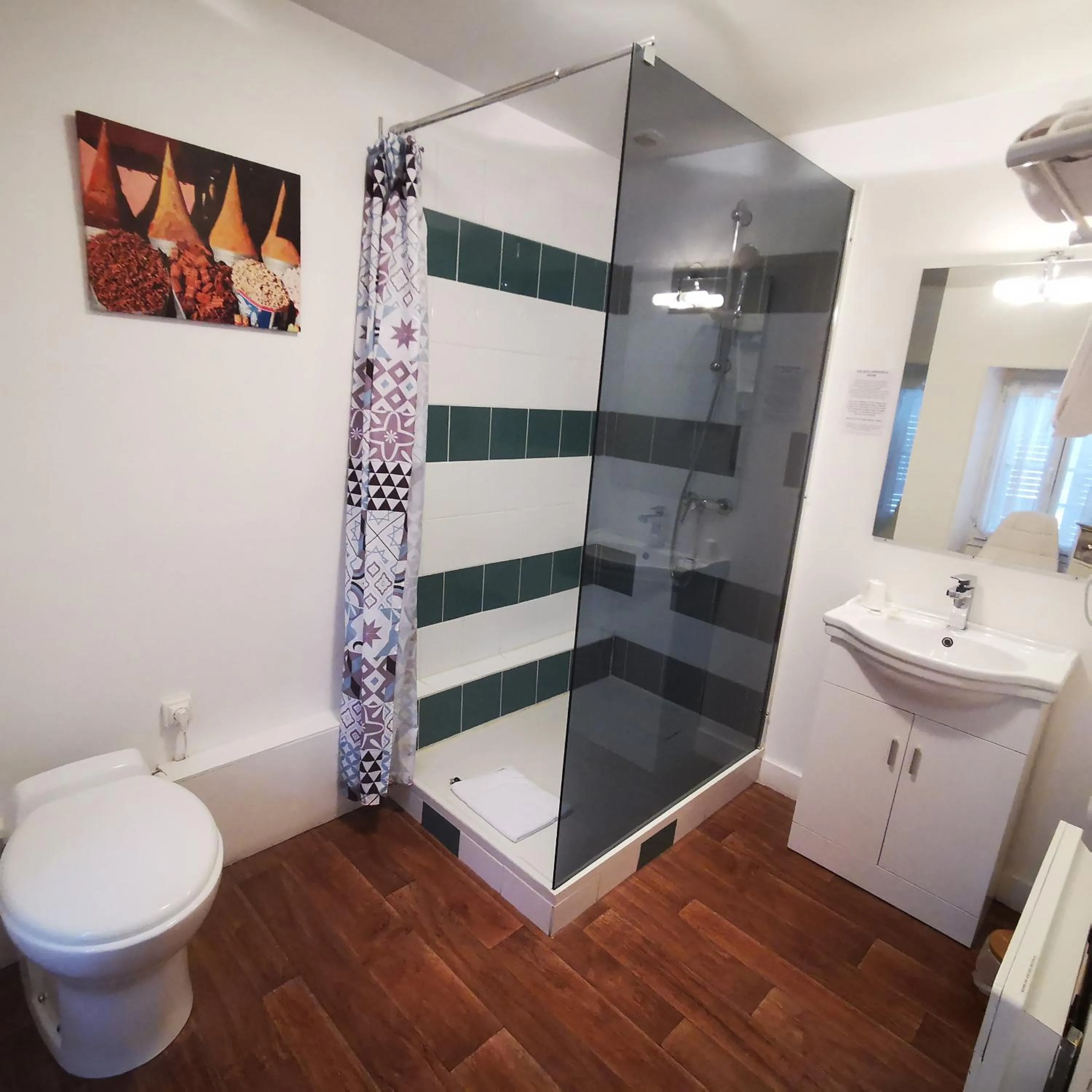 Toilet in Logis Hôtel & Restaurant Le Saint Savinien