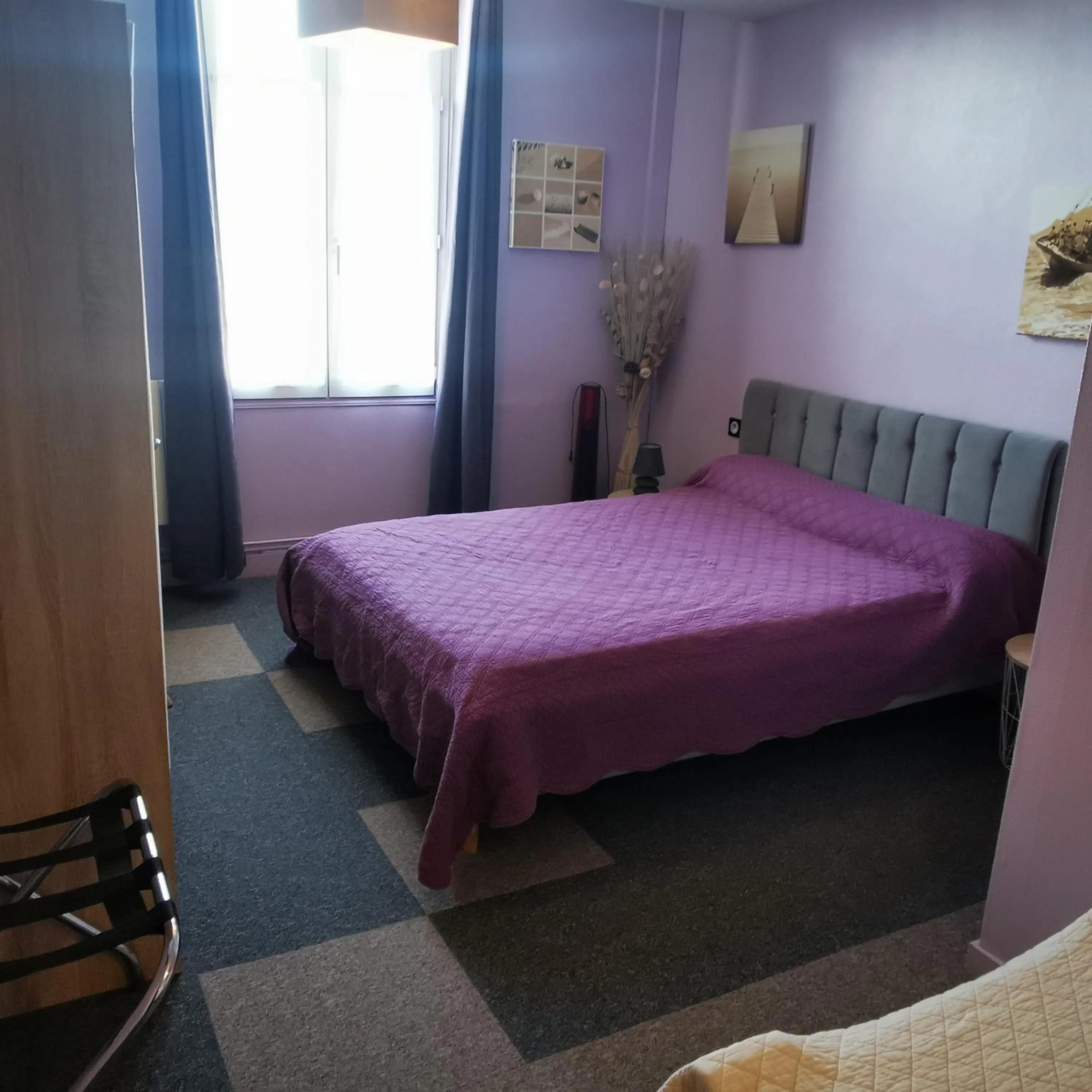 Property building, Bed in Logis Hôtel & Restaurant Le Saint Savinien